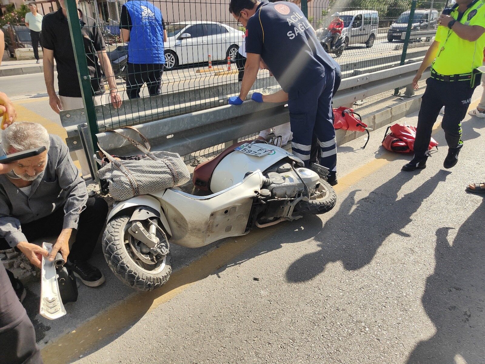 Aydın’da motosikletle servis aracı çarpıştı: 1’i ağır 2 yaralı