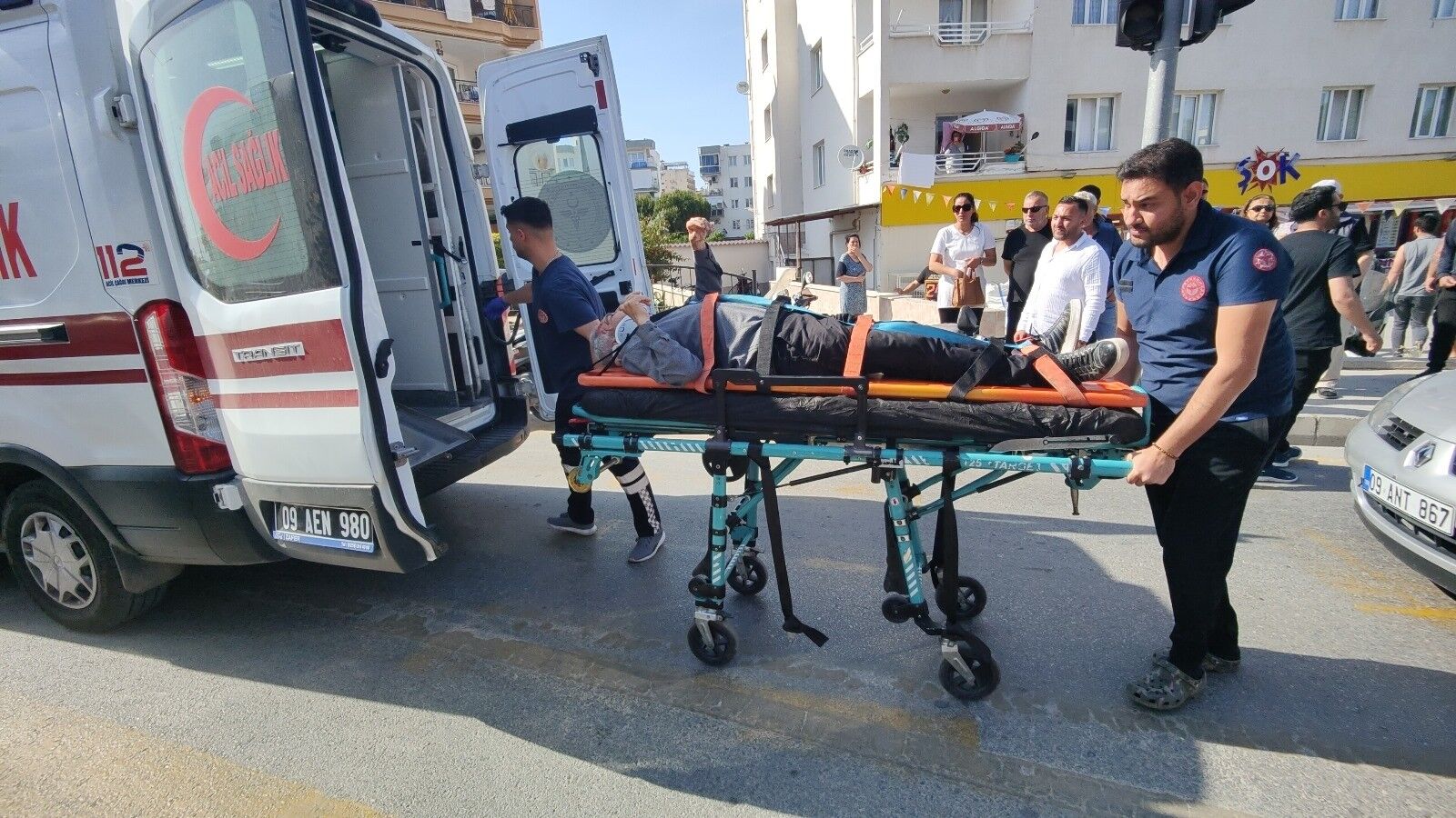 Aydın’da motosikletle servis aracı çarpıştı: 1’i ağır 2 yaralı