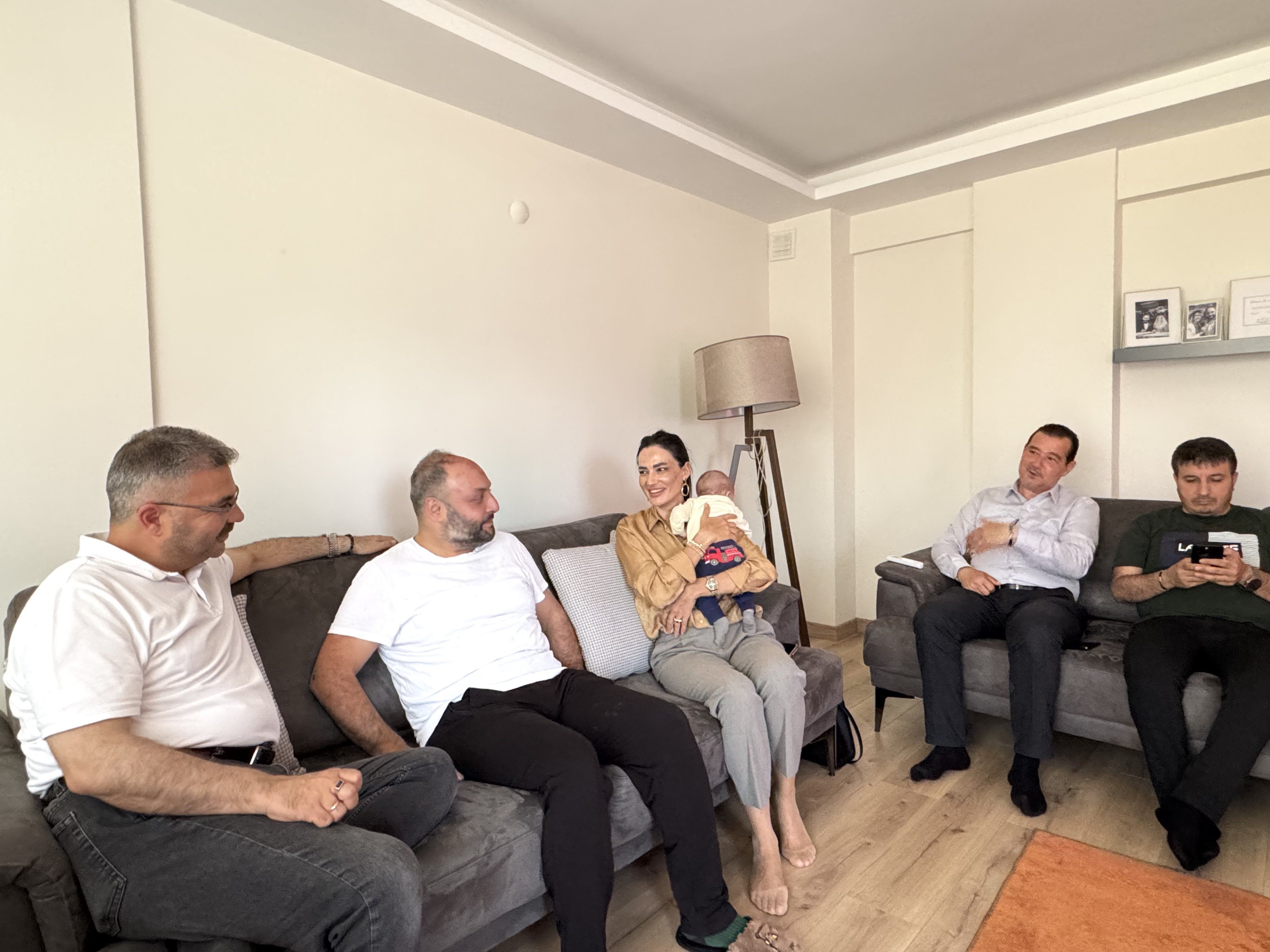 Ak Parti Aydin Teskilatindan Ali Demire Moral Ziyareti 570202 2D46960E77733B08Ea3Bc92Cf8Cb07C8