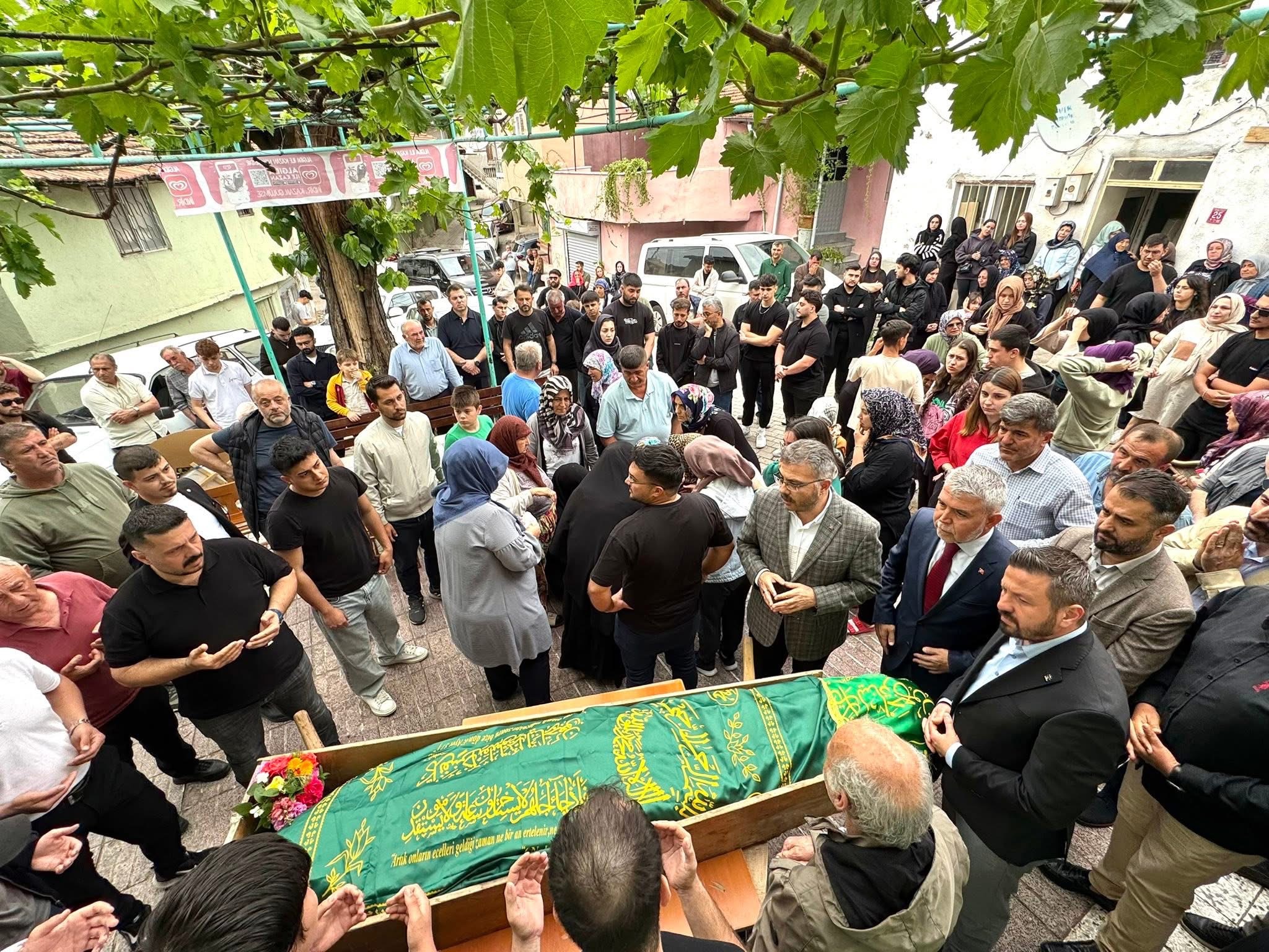 Ak Partili Ozmen Adu Ogrencisinin Cenazesine Katildi 566766 Dfd364D55267D114B498F2Cb7Eeaa357