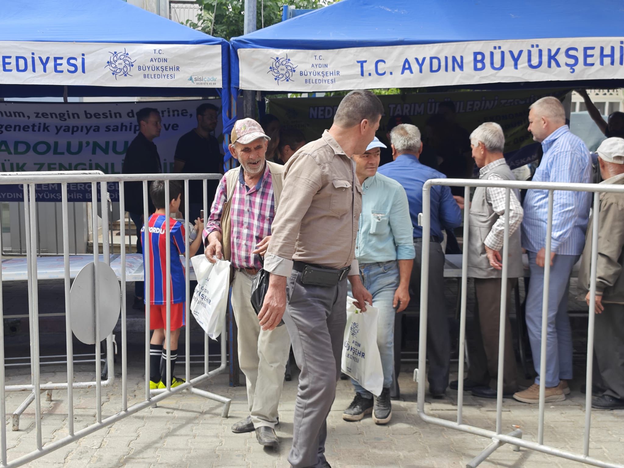 Aydin Buyuksehirin Ata Tohumlari Vatandasla Bulusuyor Buharkentte Fide Dagitimina Yogun Ilgi 568631 Dcbe840C32F0Ee2518078Faae88909Ec