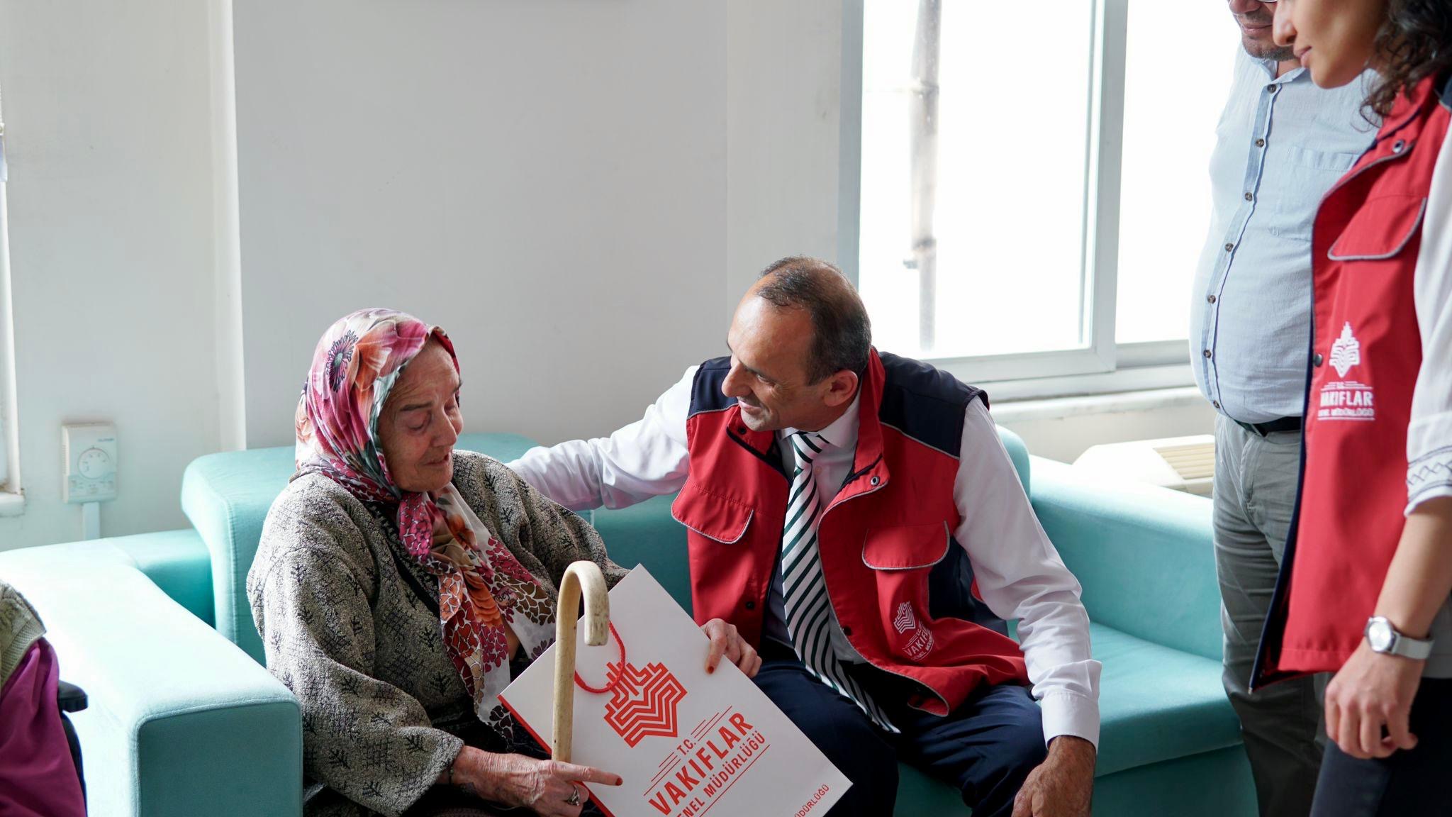 Aydin Vakiflar Bolge Mudurlugunden Anlamli Etkinlik Huzurevindeki Anneler Unutulmadi 566729 5980Eaa83A69Ebab2F219412B2F1Ac53