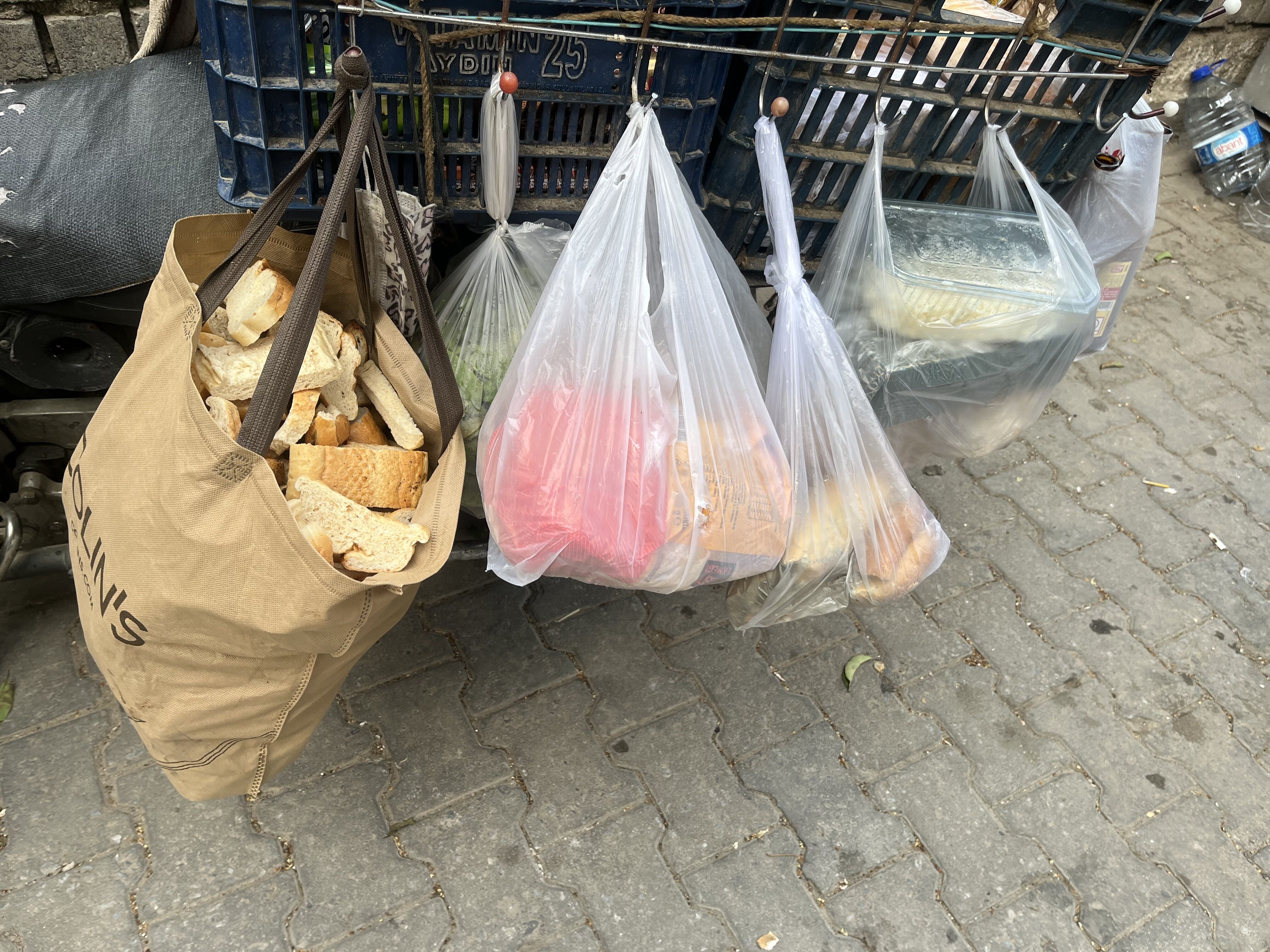 Aydinda Her Gun Cuvalla Ekmek Topluyor Atilmayacak Ekmekleri Cope Atiyorlar 572352 7231487D82F842Ea5354A50206E2E565