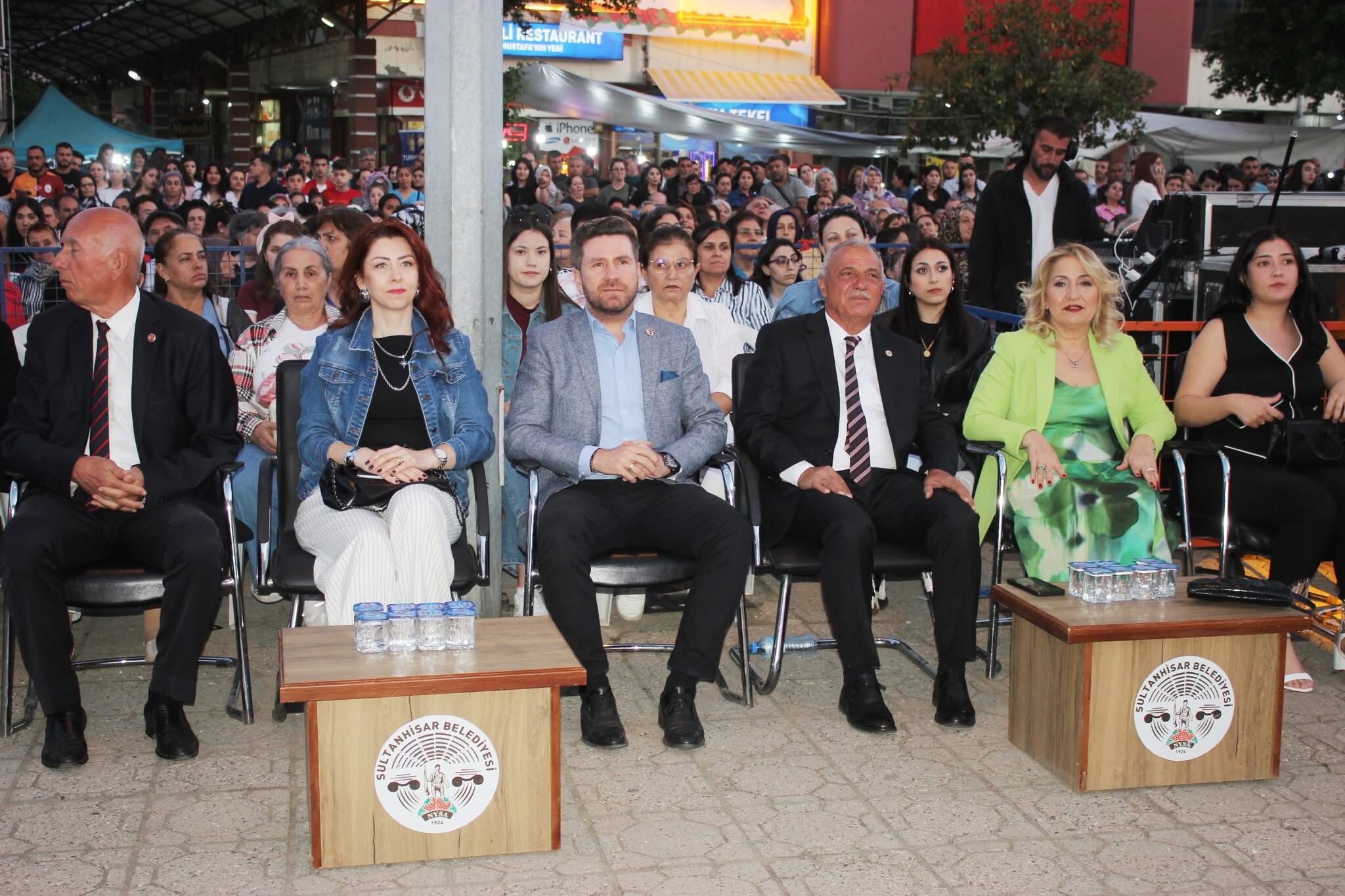 Aydinin Cilek Guzeli Tacini Takti Festivalde Zakkum Ruzgari Esti 569022 131876E0244A31603C41871D7Dc45E30