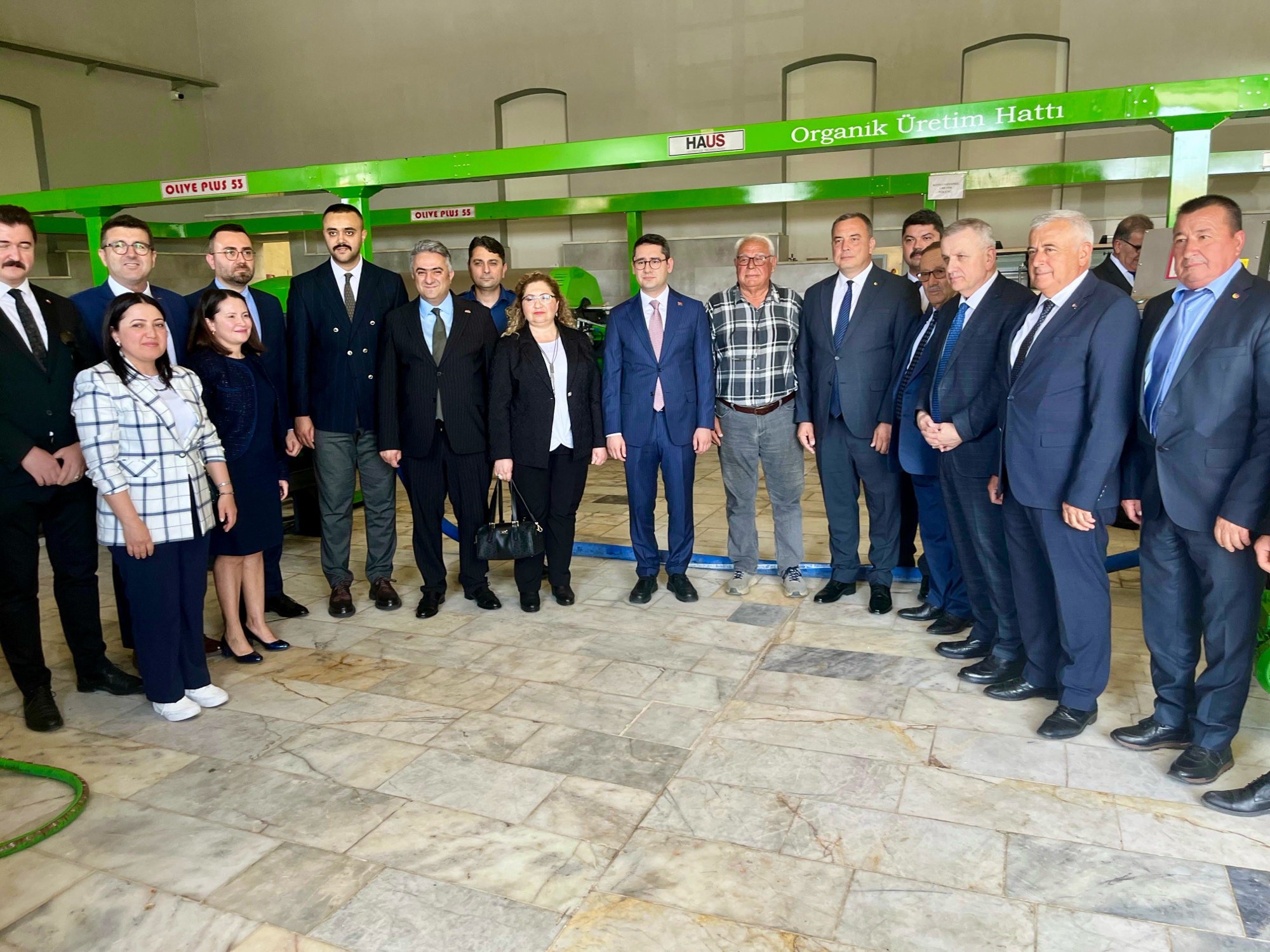 Bakan Yardimcisi Gonulluden Germencike Ziyaret Zeytinyagi Uretim Sureclerini Inceledi 566162 Db9Dd208353F0A7Bc0A1334D632Fc27F