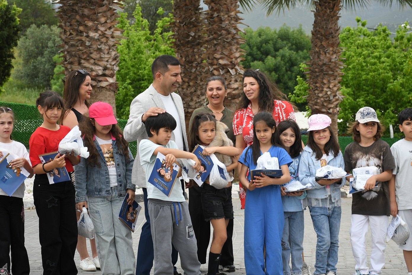 Baskan Omer Gunel Kucuk Hemsehrileri Ile Birlikte Can Dostlari Ziyaret Etti 566135 D8C761B5B20Ec263Dc2E45Ee55C9Ce43