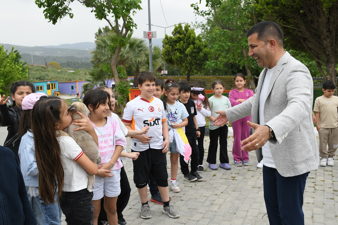 Baskan Omer Gunel Kucuk Hemsehrileri Ile Birlikte Can Dostlari Ziyaret Etti 566135 E6Af0C57Dad9C04C376E3482D9Ef44De
