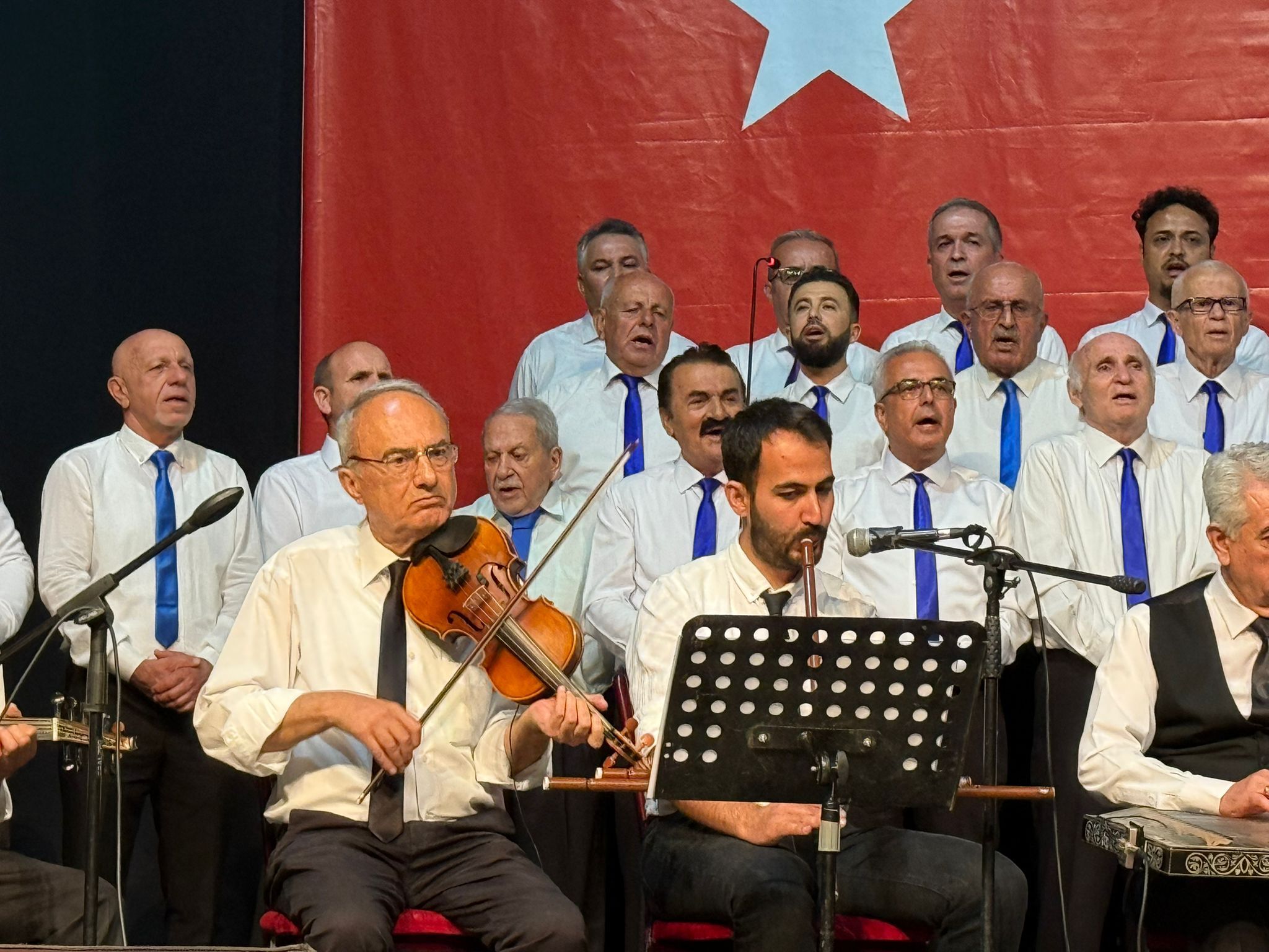 Cercioglu Sevilen Sarkilari Aydinlilar Ile Bulusturdu 571634 971Fe2Ba1626C4C88B24304De4E77A13