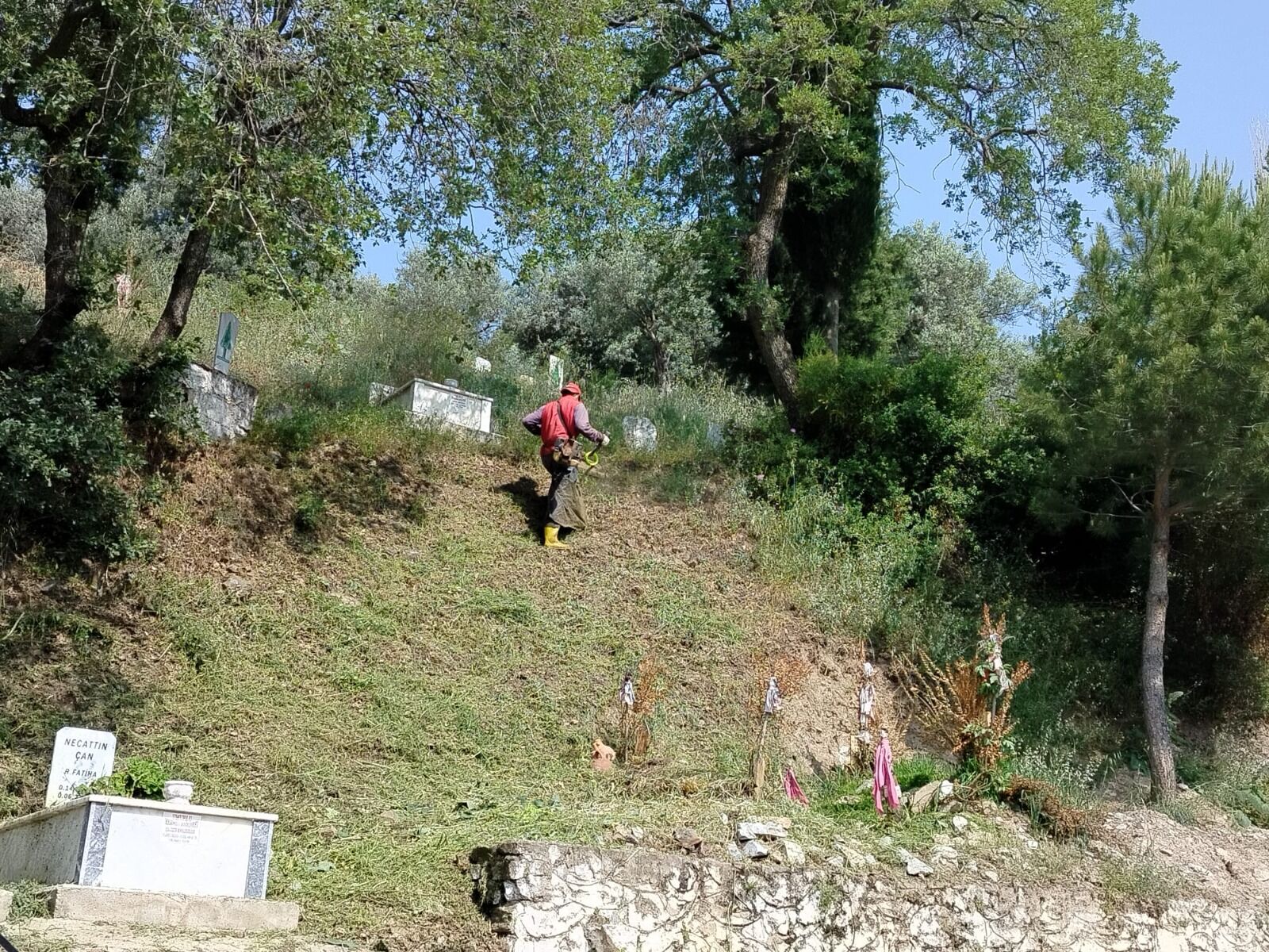 Efeler Belediyesinden Mezarliklarda Titiz Bakim Calismasi 569291 0903F0Fa790C5B564Eb67Af85F6Bd70E