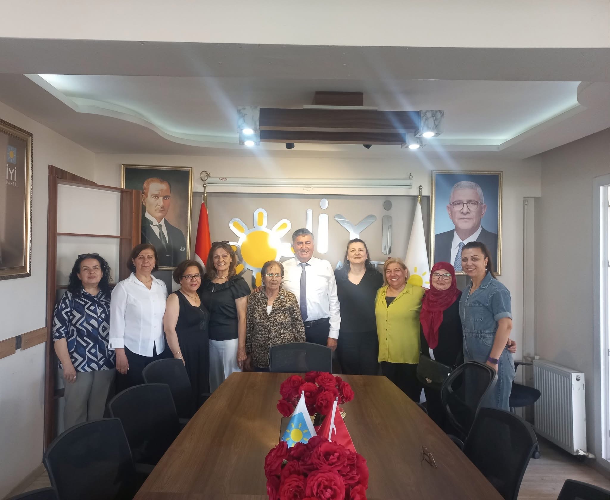 Iyi Parti Aydin Anneler Icin Kollari Sivadi 566716 6B70E42Ce141E59276Fe506Fa4C25Cf3