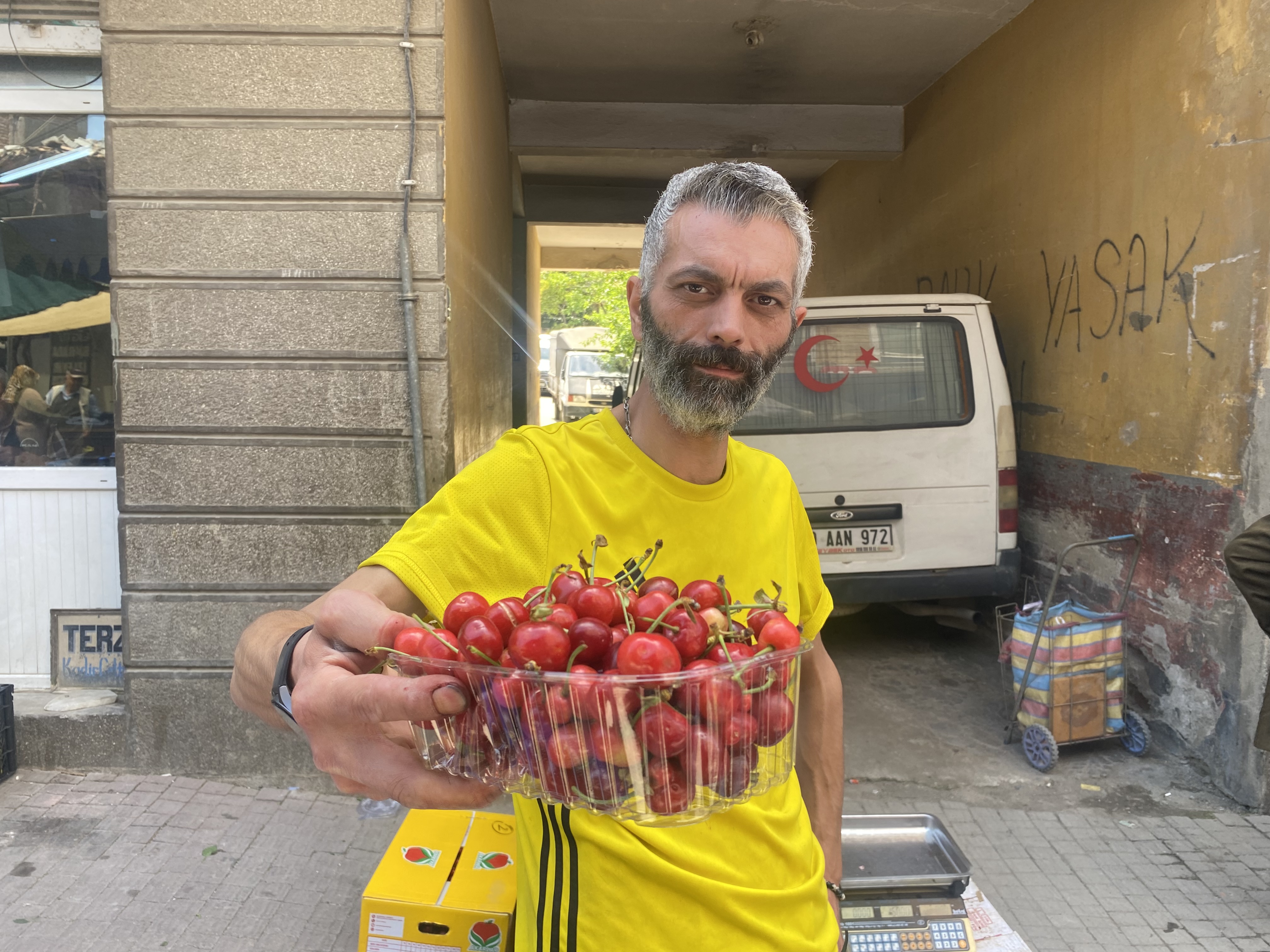 Koçarlı’da mevsimin ilk kirazı satışa başladı