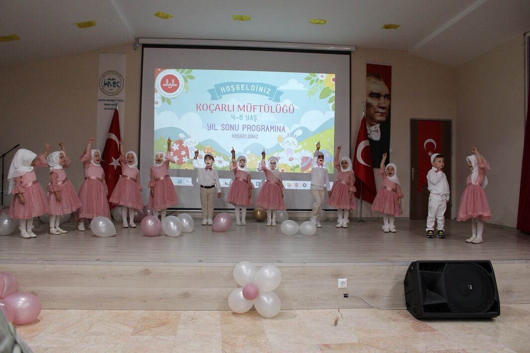 Kocarlida Ogrencilere Yil Sonu Etkinligi Ogrencilere Hediyeleri Takdim Edildi 570002 5Adc586830C599F6D50A4D13Bdd42E06