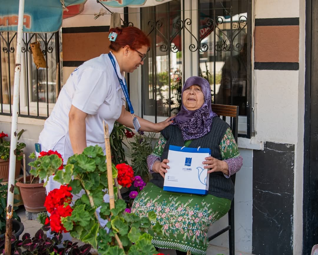 Kusadasi Belediyesinden Annelere Anlamli Ziyaret 566165 D68B37Ad130A118Fe6B1F011Ece547Df
