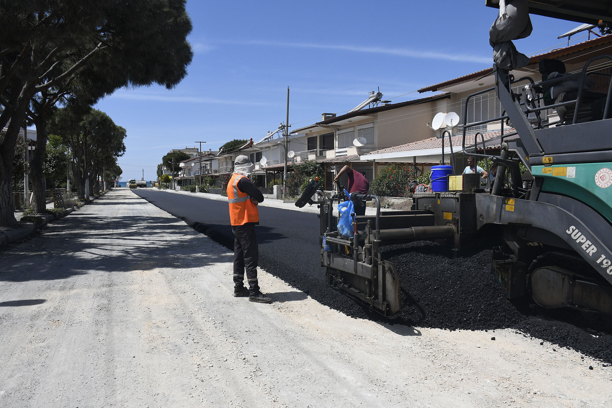 Kuşadası'nda 2 mahalleye 16 bin 200 metrekare yeni yol