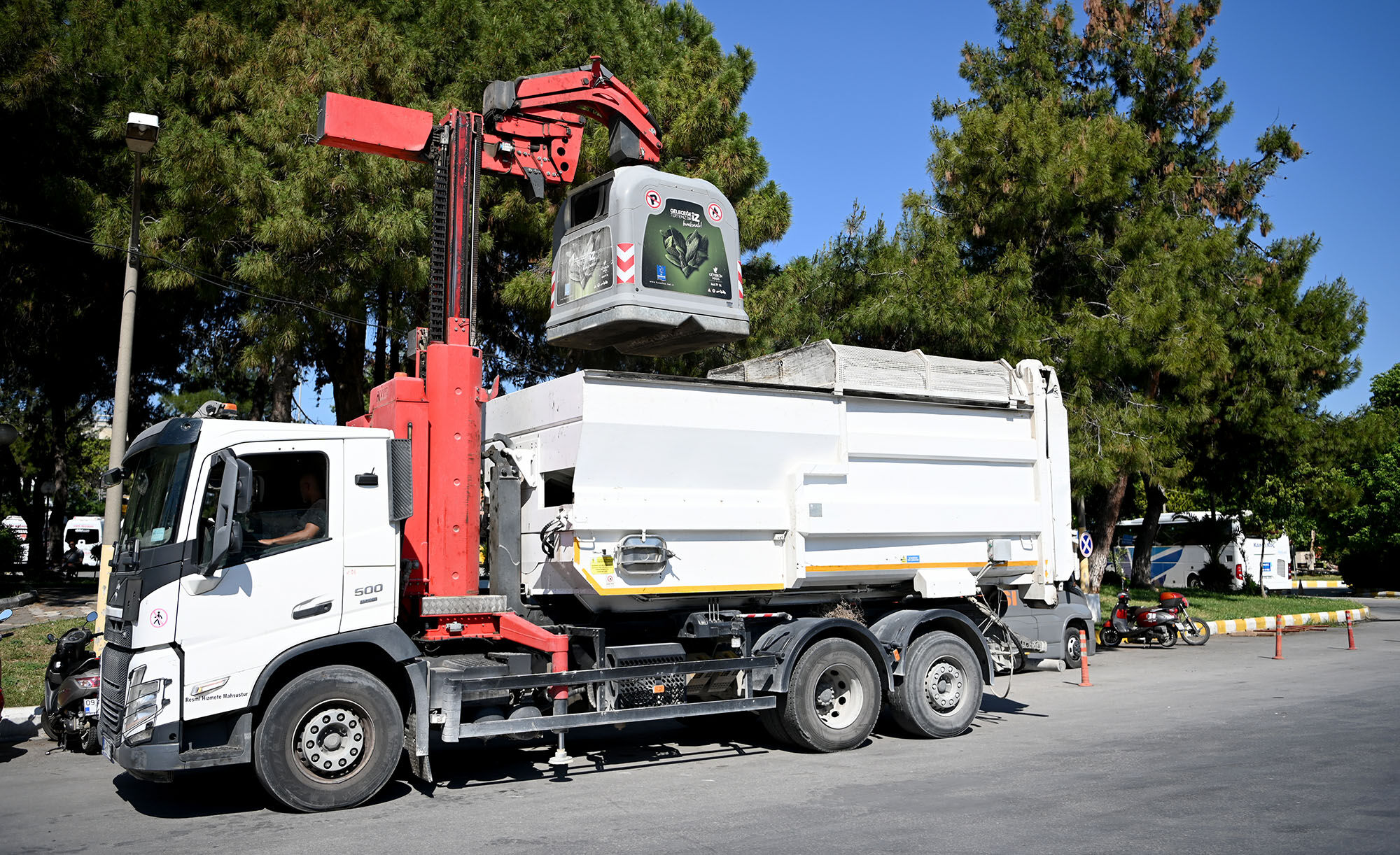 Kusadasi Kent Temizliginde Yeni Donem Cop Saati Uygulamasi 567563 15753388245Ff79D6D131A6Ff66390F1