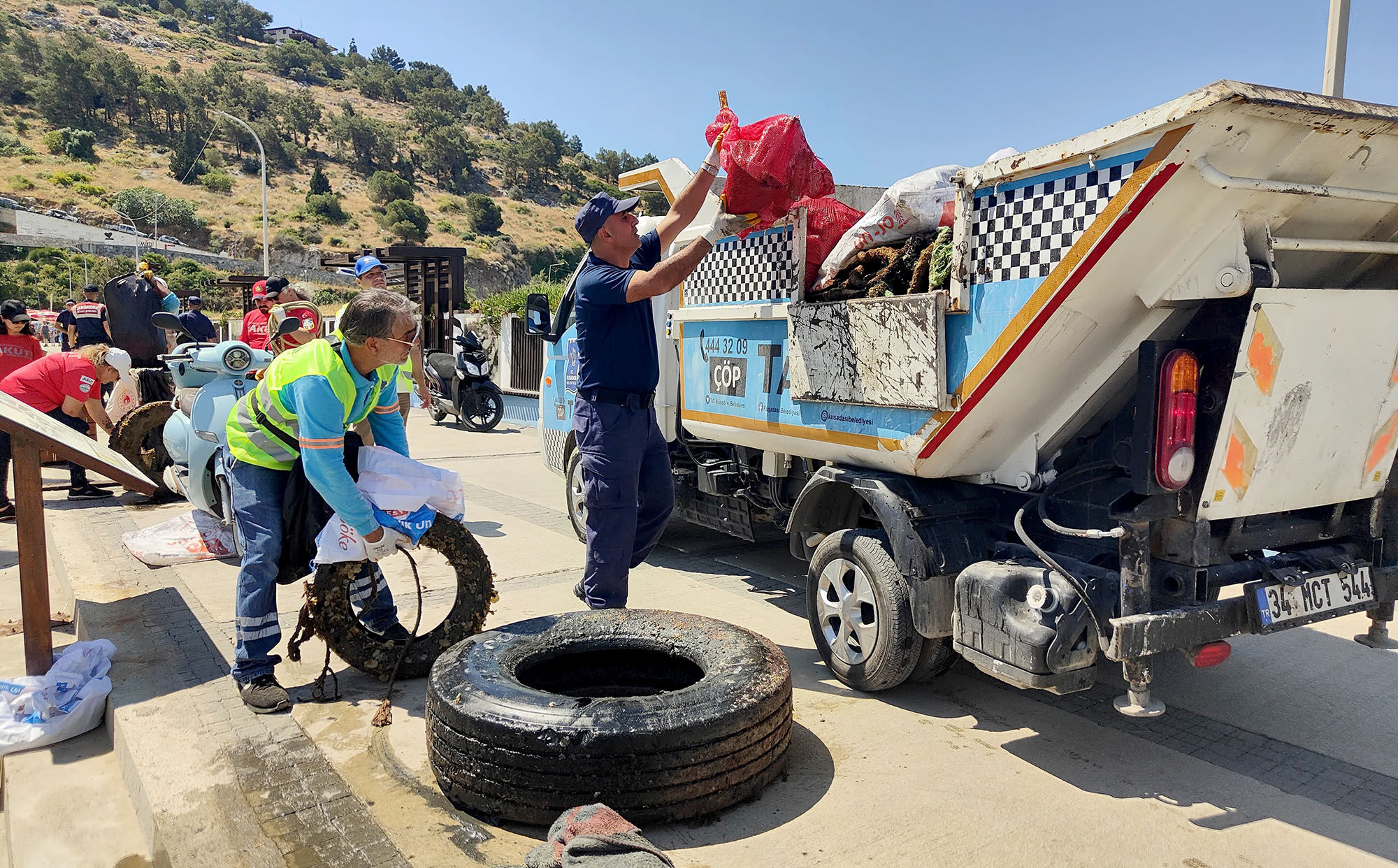 Kusadasinda Denizden 628 Kg Kati Atik Cikarildi 571191 E60B9Da0D9A4B7Ed2B2Ce7E76369Adca