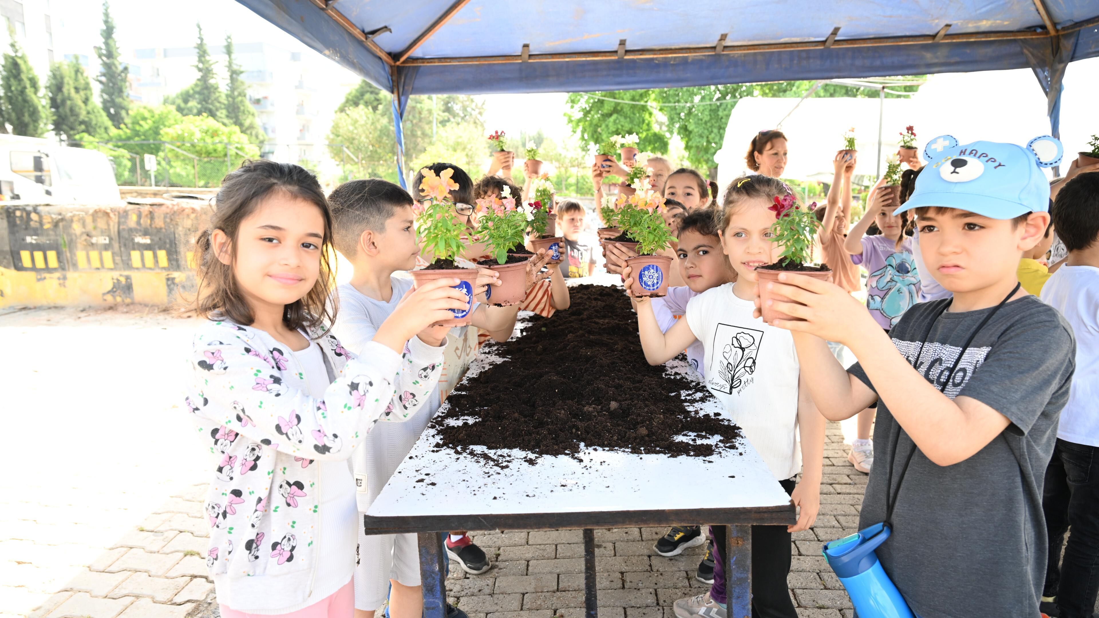Çerçioğlu’nun çalışmaları ile doğa sevgisini öğreniyor