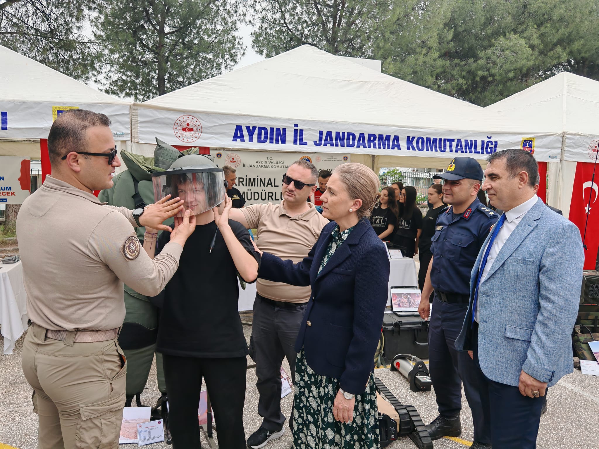 Nazilli Jandarmasi Gucunu Gosterdi Ogrenciler Ekipmanlari Inceledi 565908 C8D3Cb729C4F94B1789A23E39Bc71Ae1