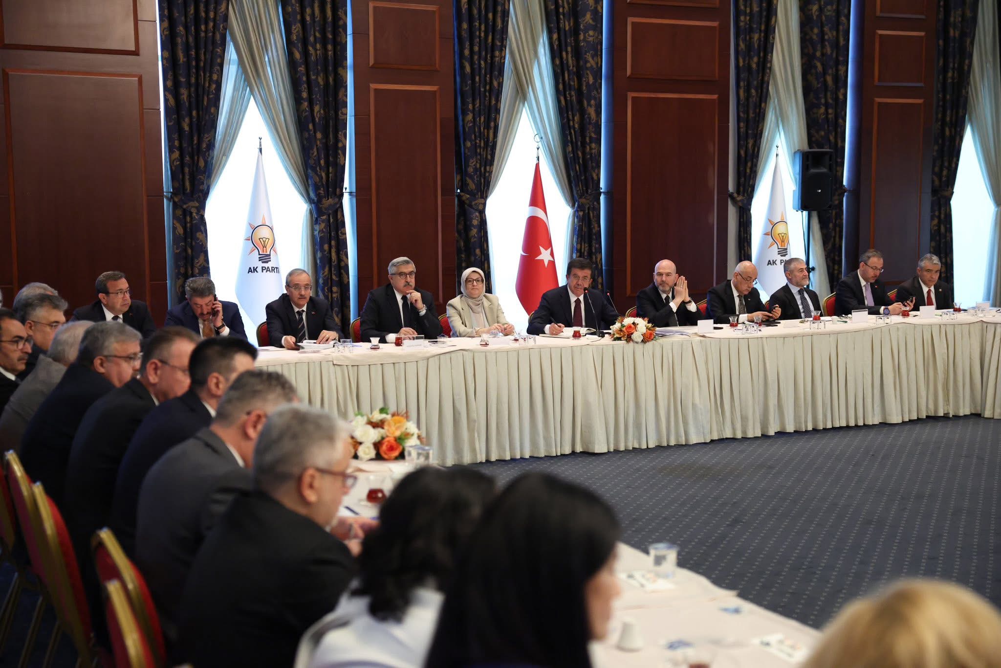 Ülke ekonomisi için önemli buluşma: AK Partili Özmen de katıldı