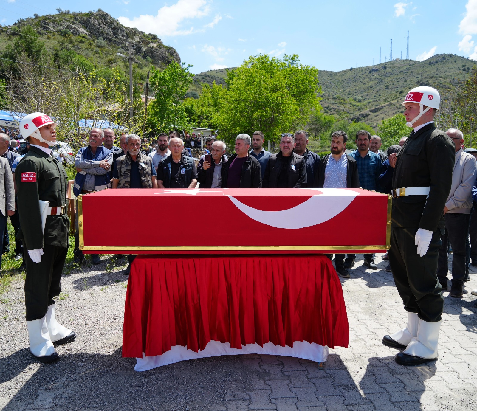 Gazi ile eşi feci şekilde can verdi! Evden peş peşe cenazeleri çıkarıldı