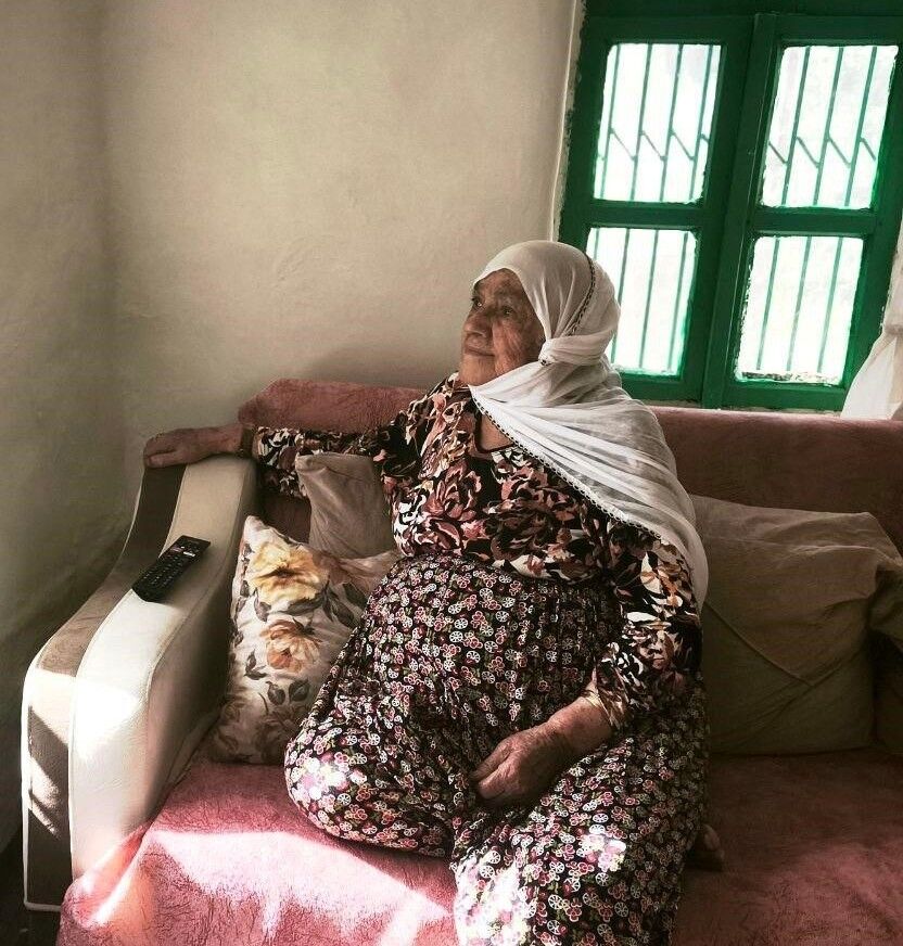 Anneler Günü hediyesi gökten bahçesine düştü! Milyoner olacağını öğrenen yaşlı kadın sevince boğuldu
