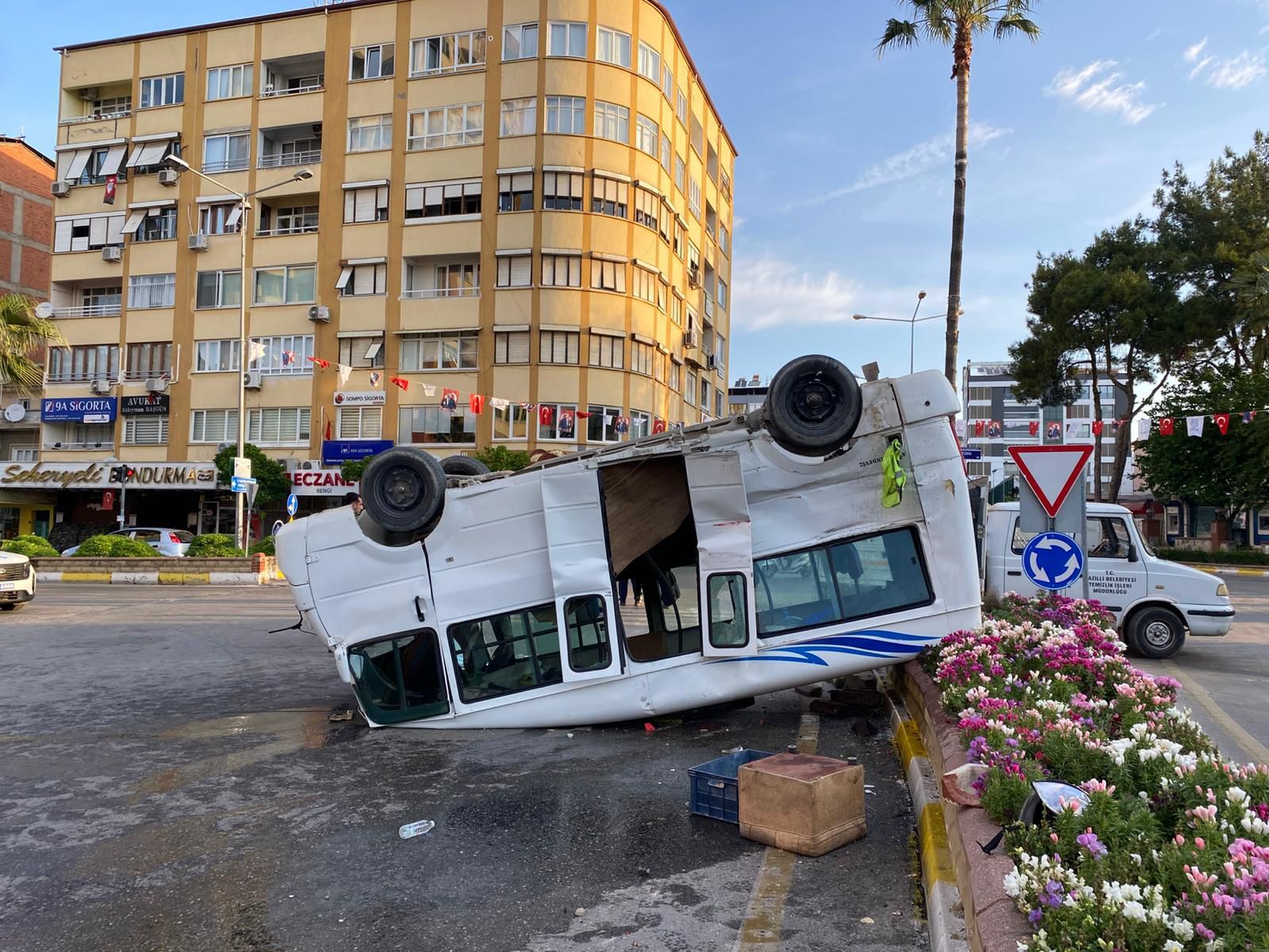 Nazilli’de feci kaza! Minibüs takla attı: 3 yaralı
