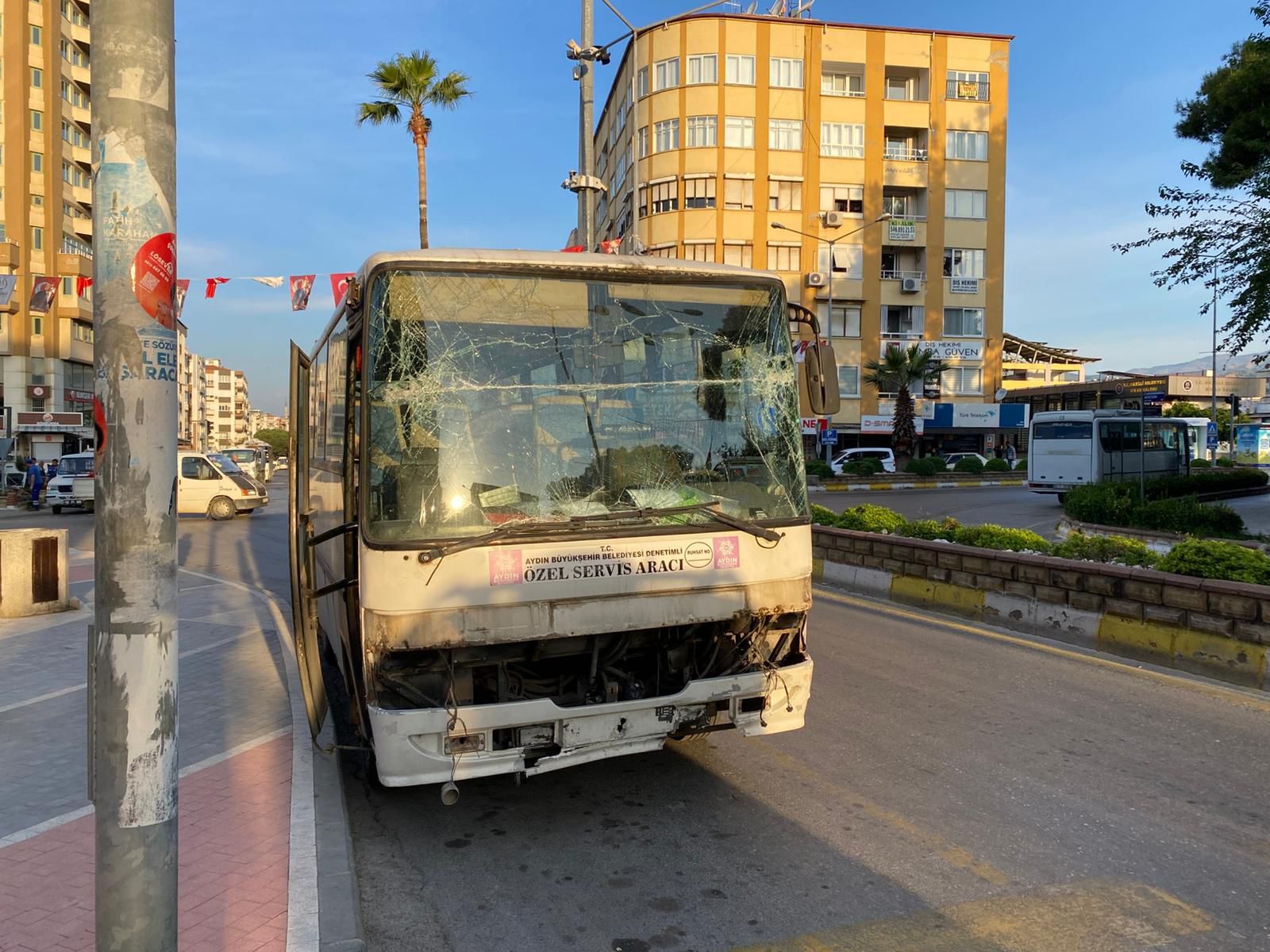 Nazilli’de feci kaza! Minibüs takla attı: 3 yaralı