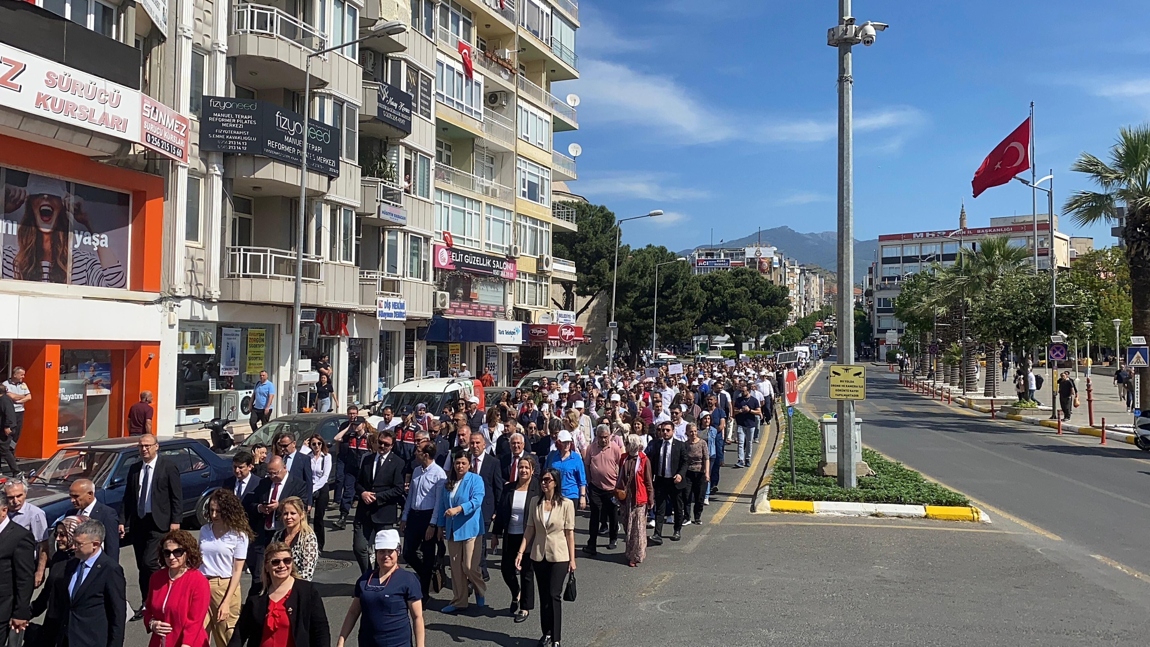 Aydın’da ‘Ailemiz Geleceğimiz’ yürüyüşü
