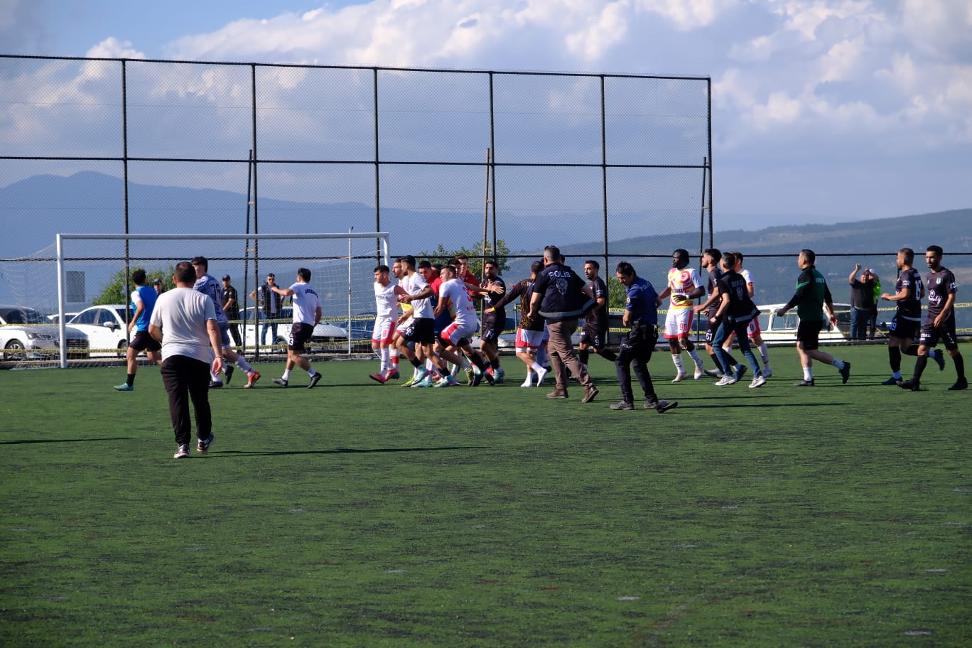 Karacasu'da olaylı maç: Karşılaşmaya kırmızı kartlar damga vurdu 