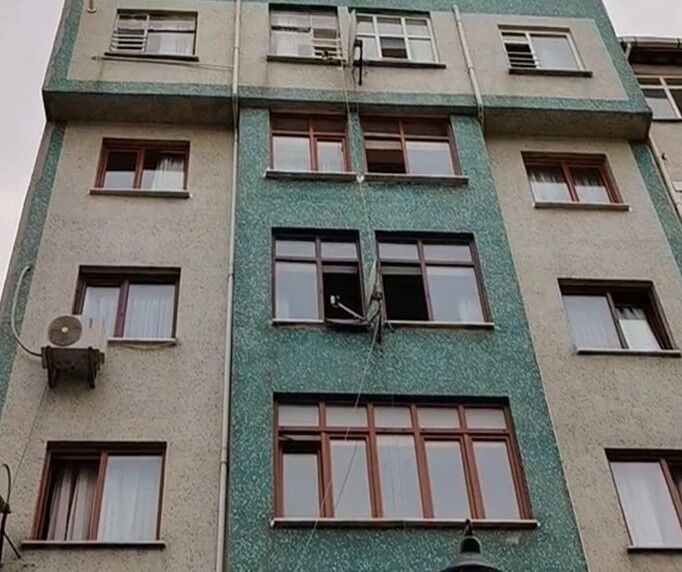 Öfkeli evlat anne ve babasını delik deşik etti! Kanlı ekmek bıçağını polislere verdi