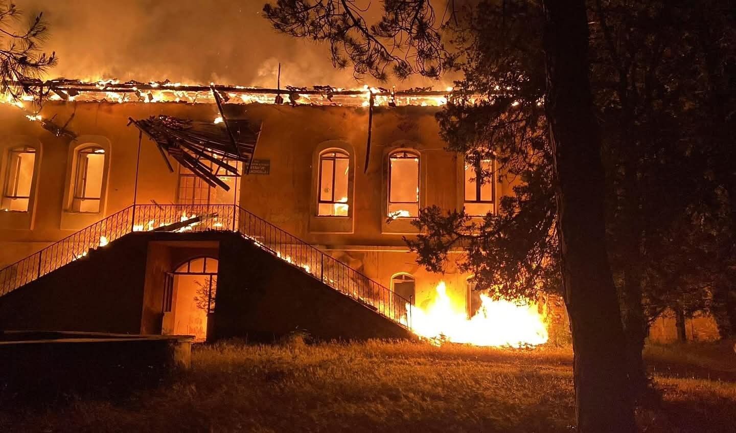 Okul binası alev alev yandı! Geriye enkaz yığını kaldı