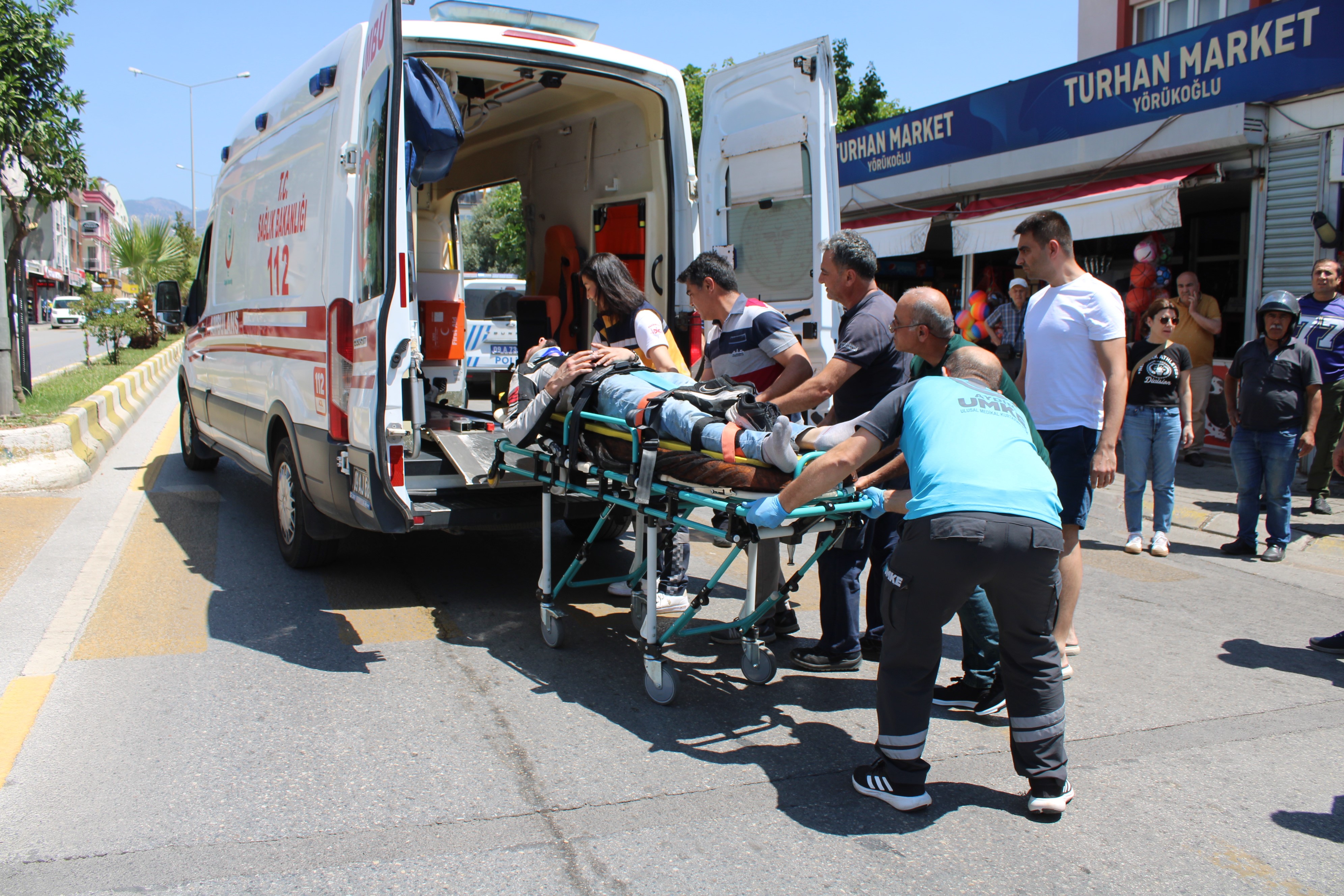 Aydın’da refüje çarpan motosikletli yaralandı