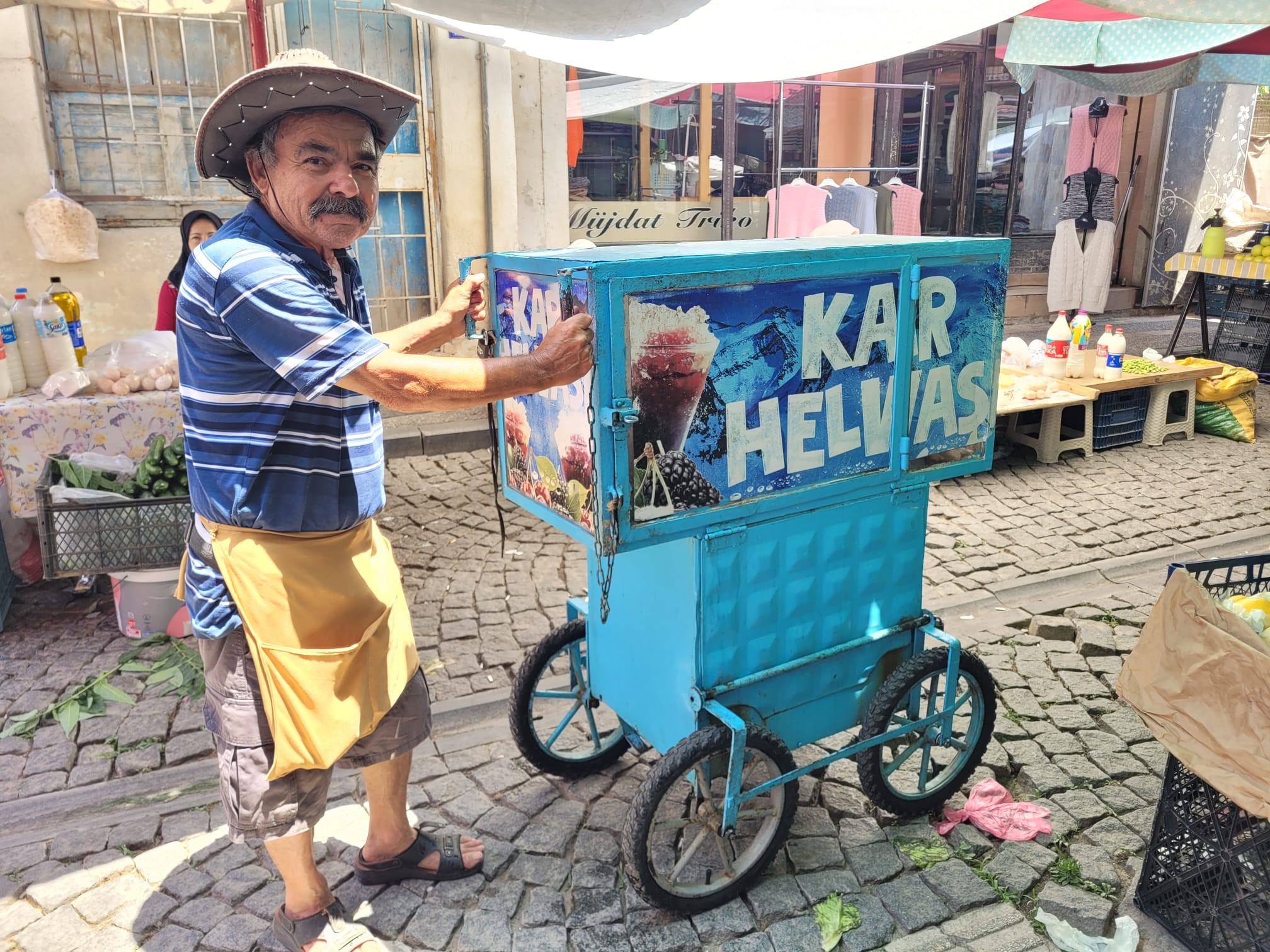 Aydın’da pazar kar helvasıyla serinledi