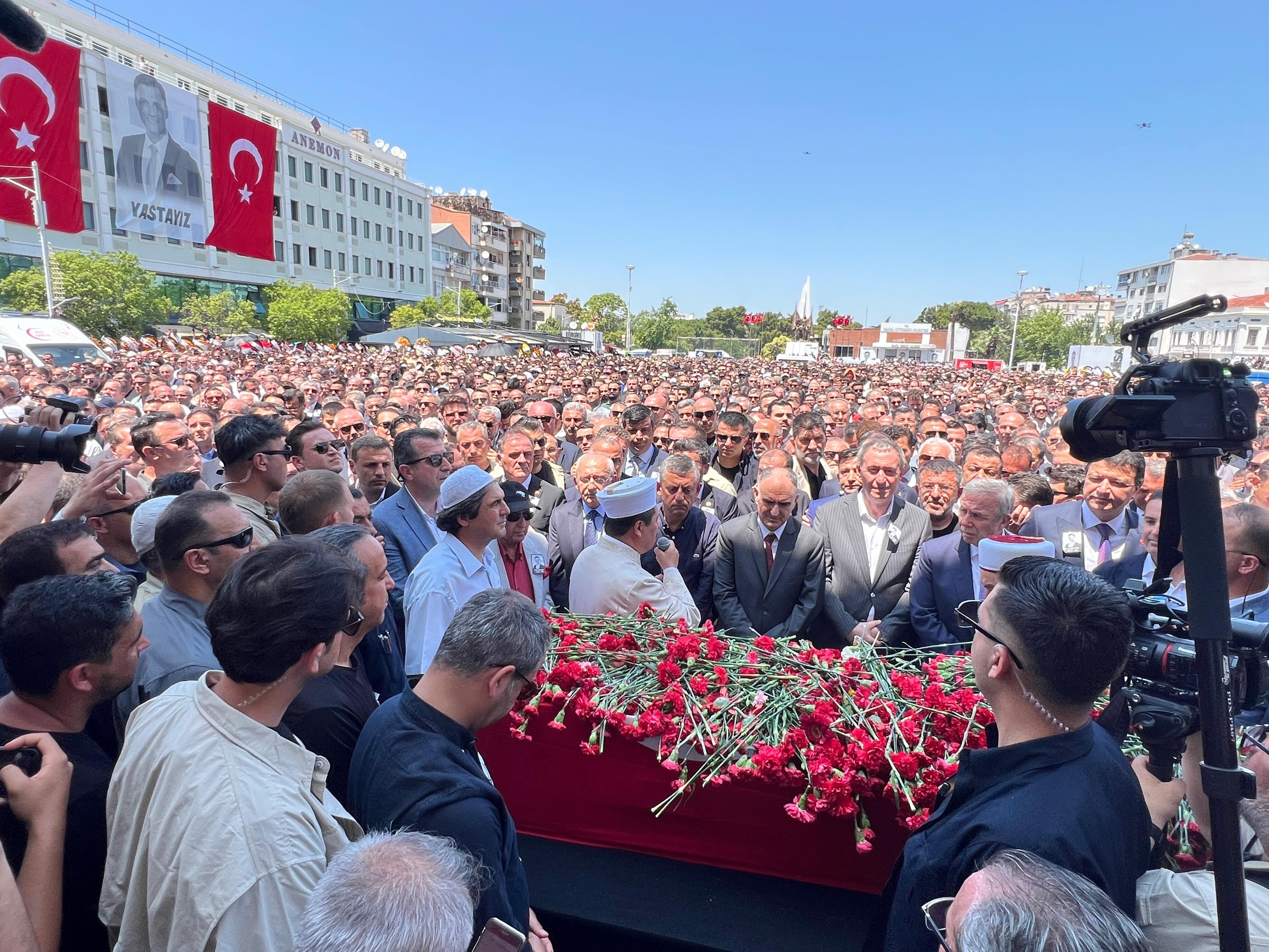 Manisa, başkanına gözyaşlarıyla veda etti: Aydın dahil Türkiye’nin dört bir yanından binler akın etti