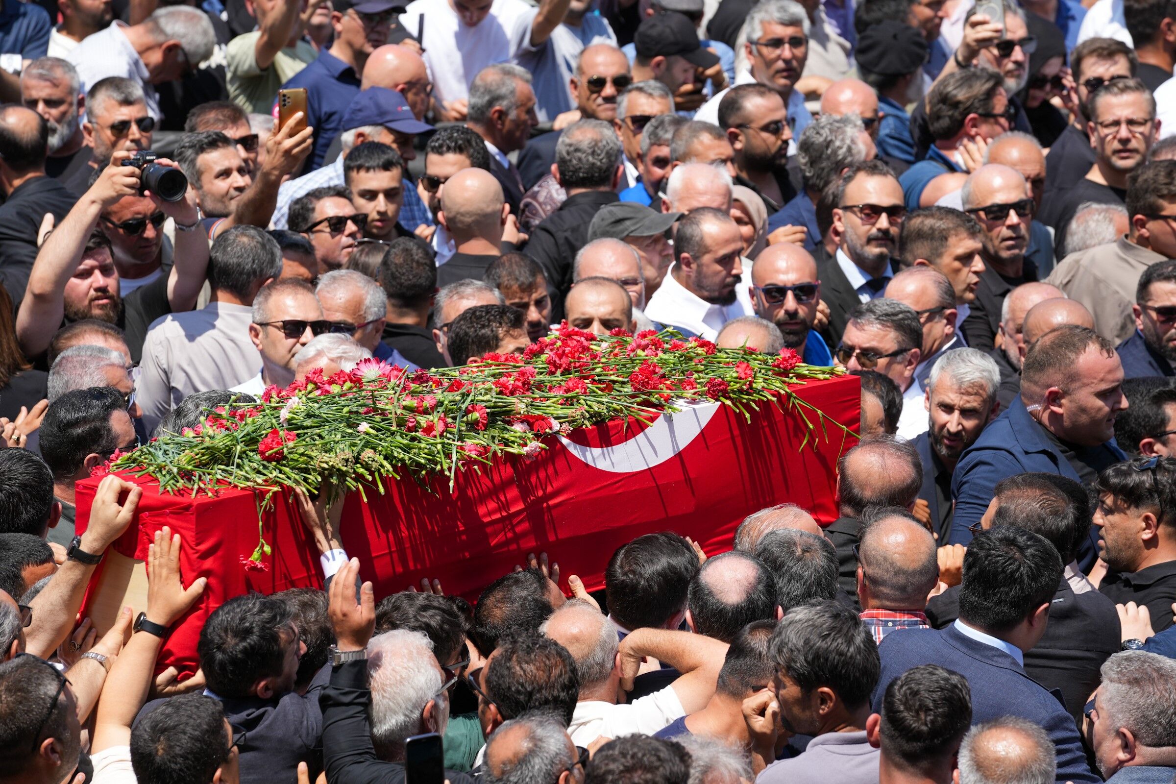 Manisa, başkanına gözyaşlarıyla veda etti: Aydın dahil Türkiye’nin dört bir yanından binler akın etti
