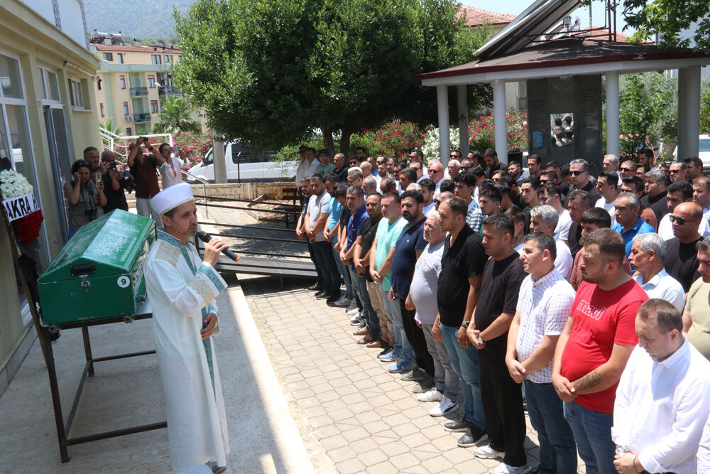 Başına taş düşen 3 yaşındaki çocuk öldü! Anne ve babası tabutunun başında acıya boğuldu