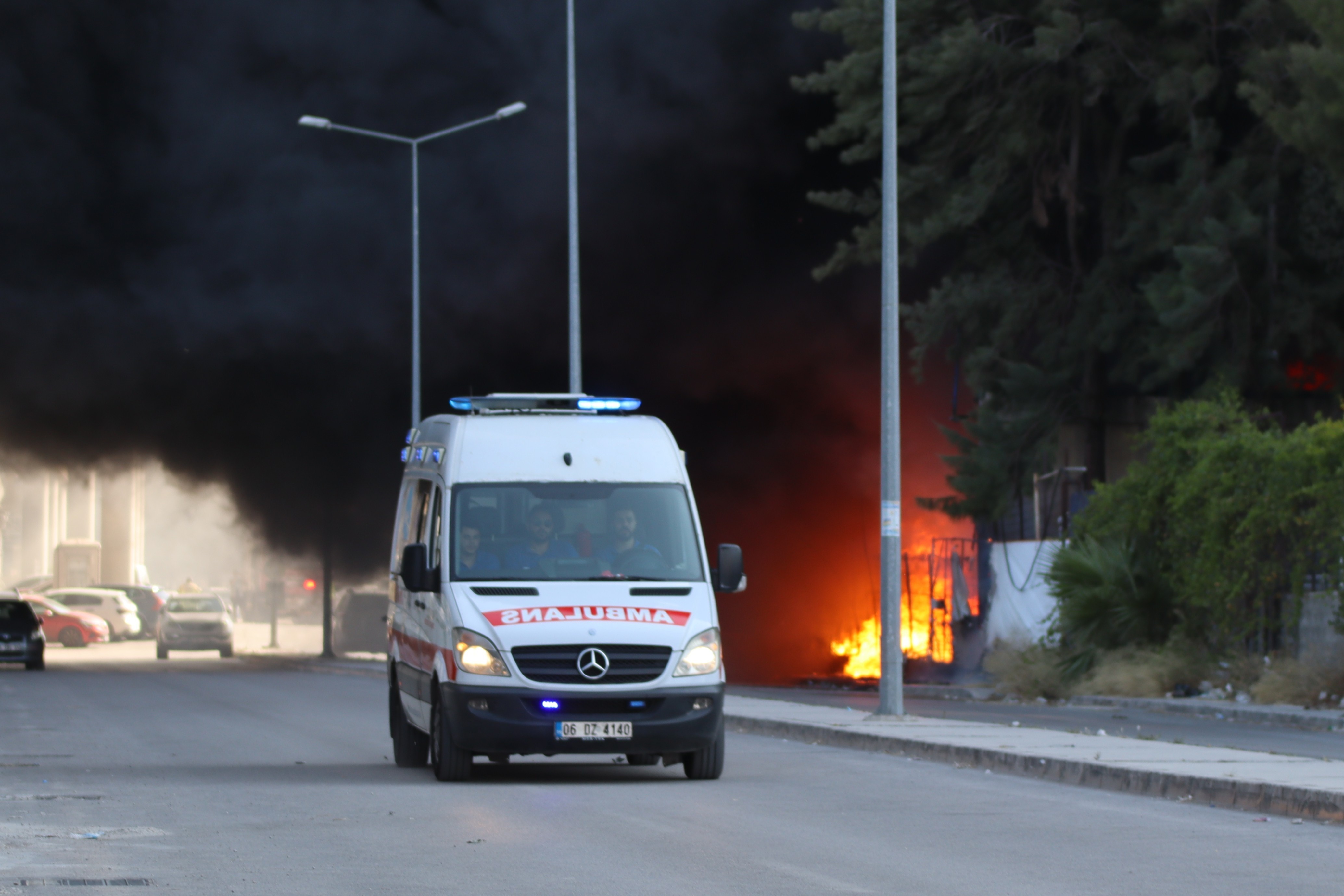İzmir duman altında! Şehrin üzerini kara bulutlar kapladı