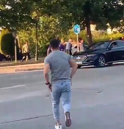 Polis ile belediye meclis üyesi yumruk yumruğa kavga etti!