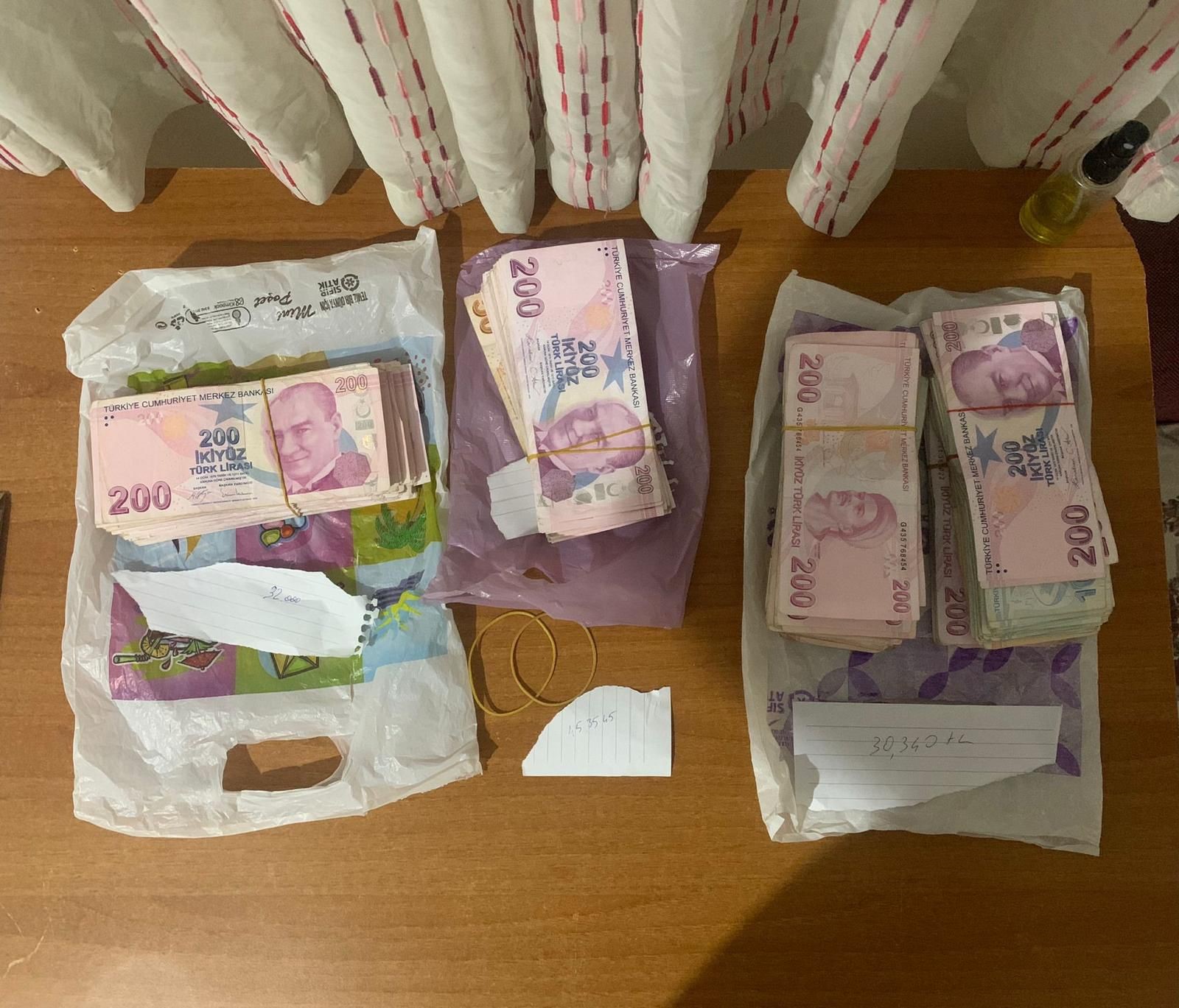 Aydın'da gün ağarmadan 'gaybubet' baskını! FETÖ'cülerin kitaplarının arasından dolar fışkırdı