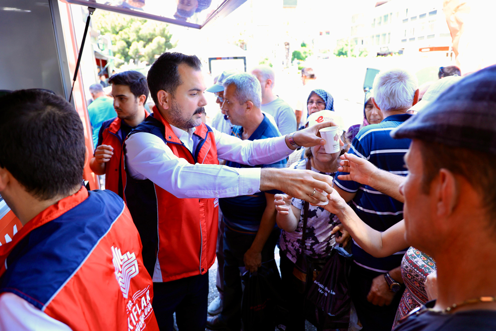 Aydın’da serinleten ikram: Bin 200 kişiye koruk suyu dağıtıldı