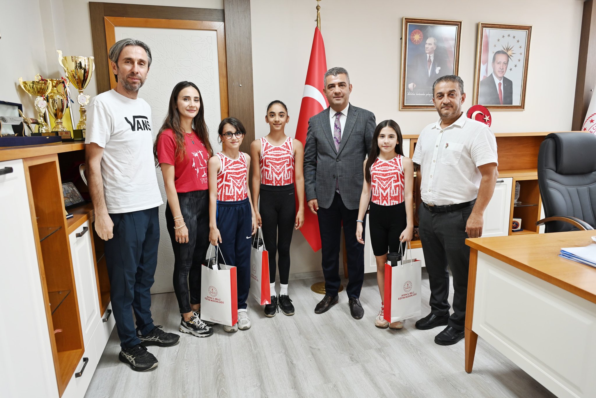 Aydınlı başarılı öğrencilerden il müdürüne ziyaret 