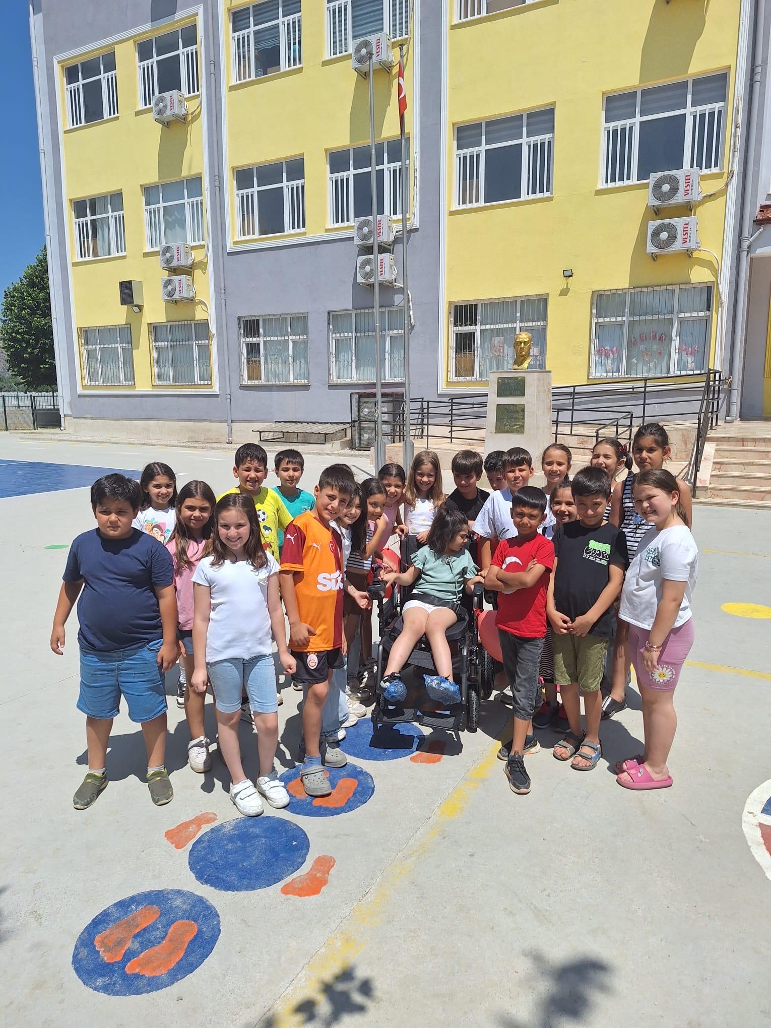 Aydınlı minikler bayramda özel arkadaşlarını unutmadı
