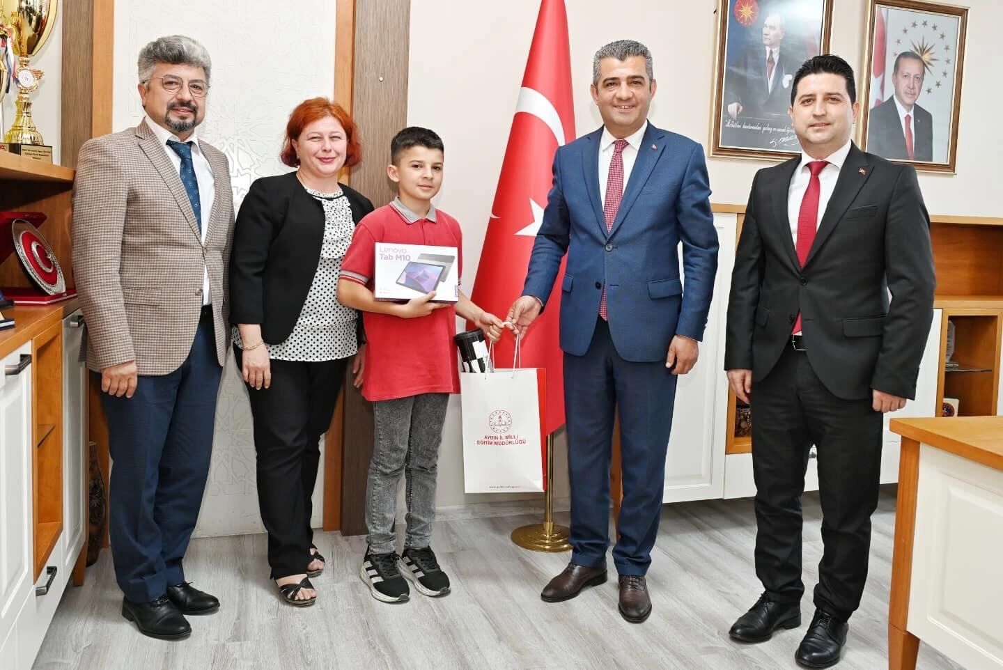 Aydinli Ogrenci Turkiye Birincisi Oldu Mudur Ekici Tebrik Etti 573150 86Ff88Faf88E0Ed6130Be732A06Fa6Ea
