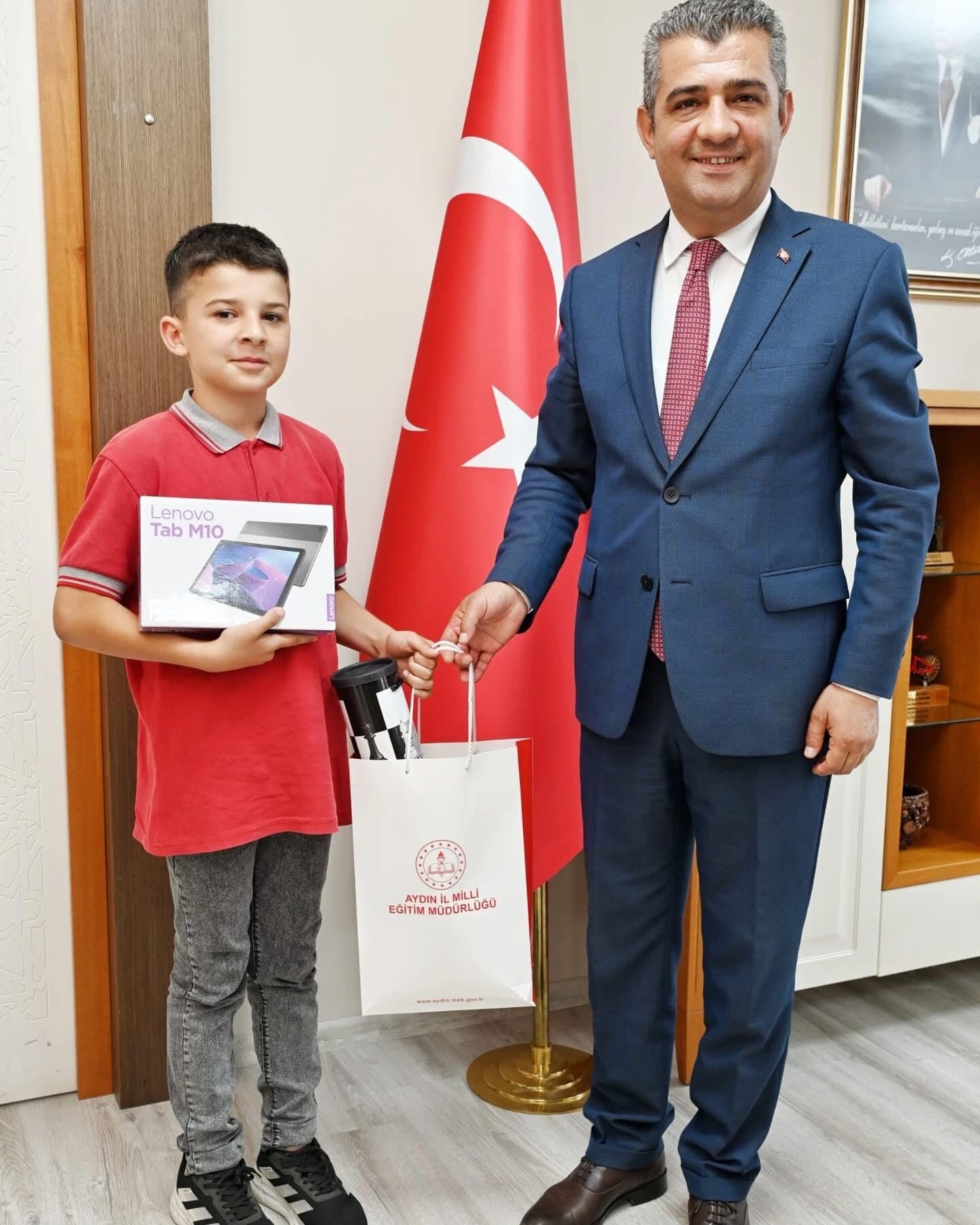 Aydinli Ogrenci Turkiye Birincisi Oldu Mudur Ekici Tebrik Etti 573150 93A1D3E23Fe4Ae8Db4106Baccbe4Fe41