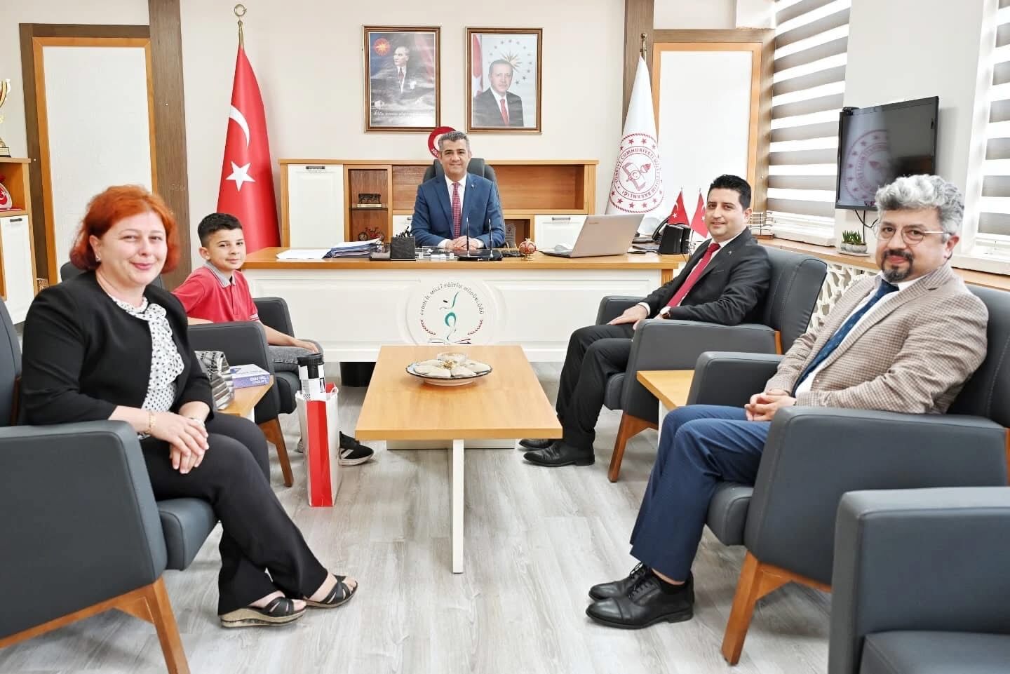 Aydinli Ogrenci Turkiye Birincisi Oldu Mudur Ekici Tebrik Etti 573150 E9E81B4E82639513E4D708F11828C7A8