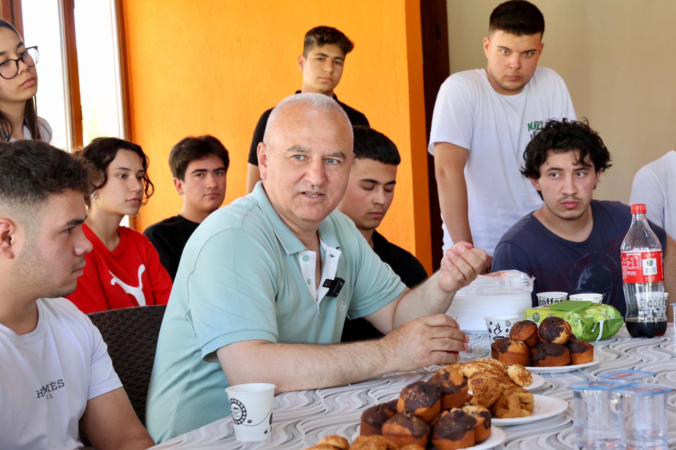 Baskan Kivrak Tan Yks Oncesi Ogrencilere Moral Ziyareti 576620 596Fa79B3A143A7970C3993F90816871
