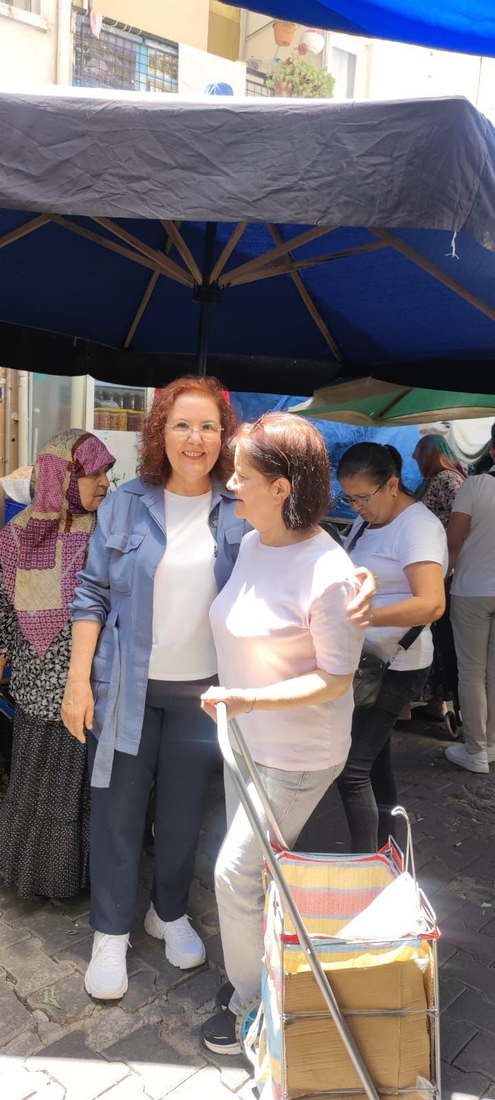 CHP’li kadınlar salı pazarında esnafın derdini dinledi
