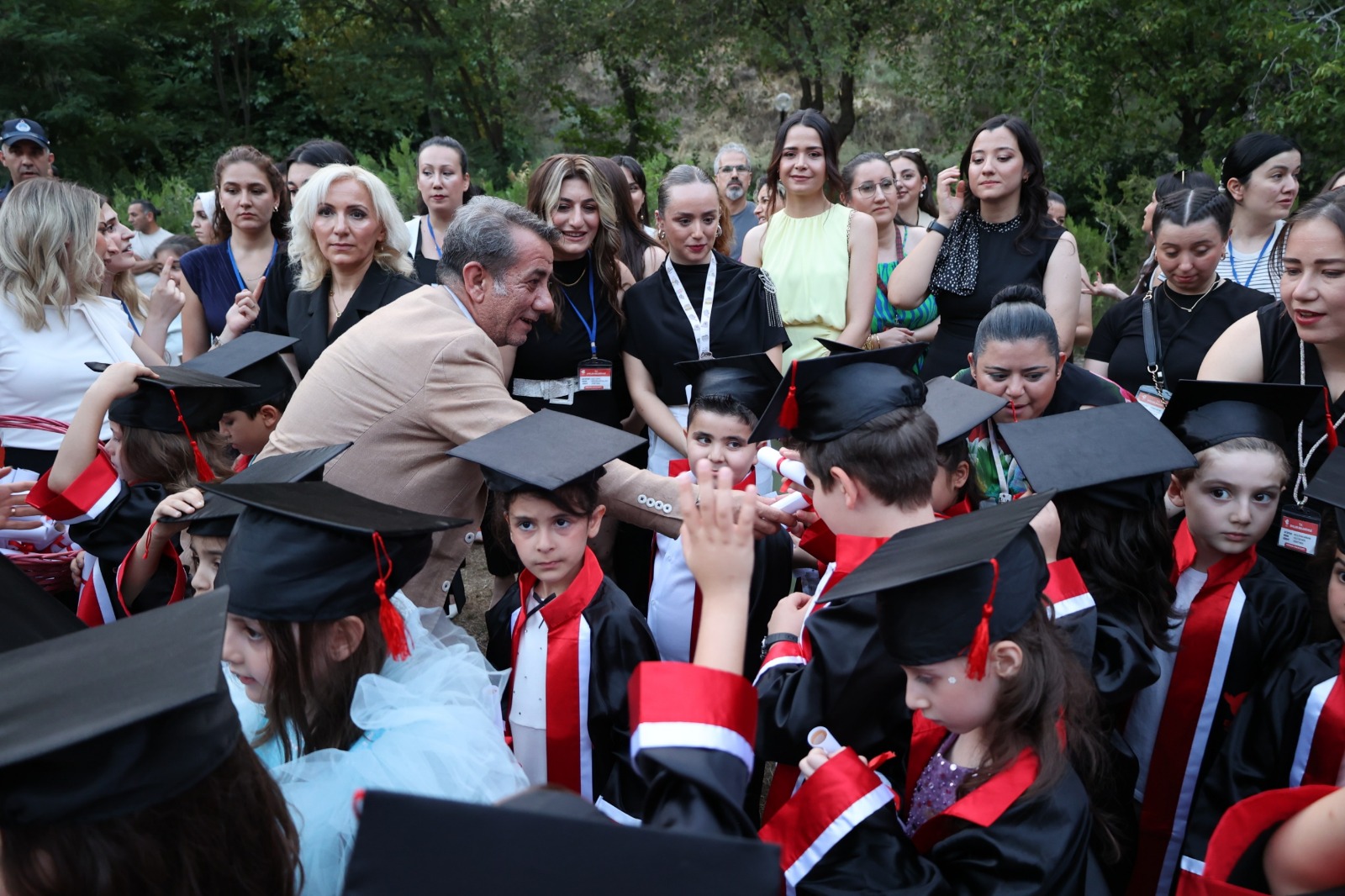 Efelerin Minikleri Mezun Oldu Baskan Yetiskin Ailelerin Sevinclerini Paylasti 575142 9A436C4634E1E8Cf8D958Ee2296631Ab