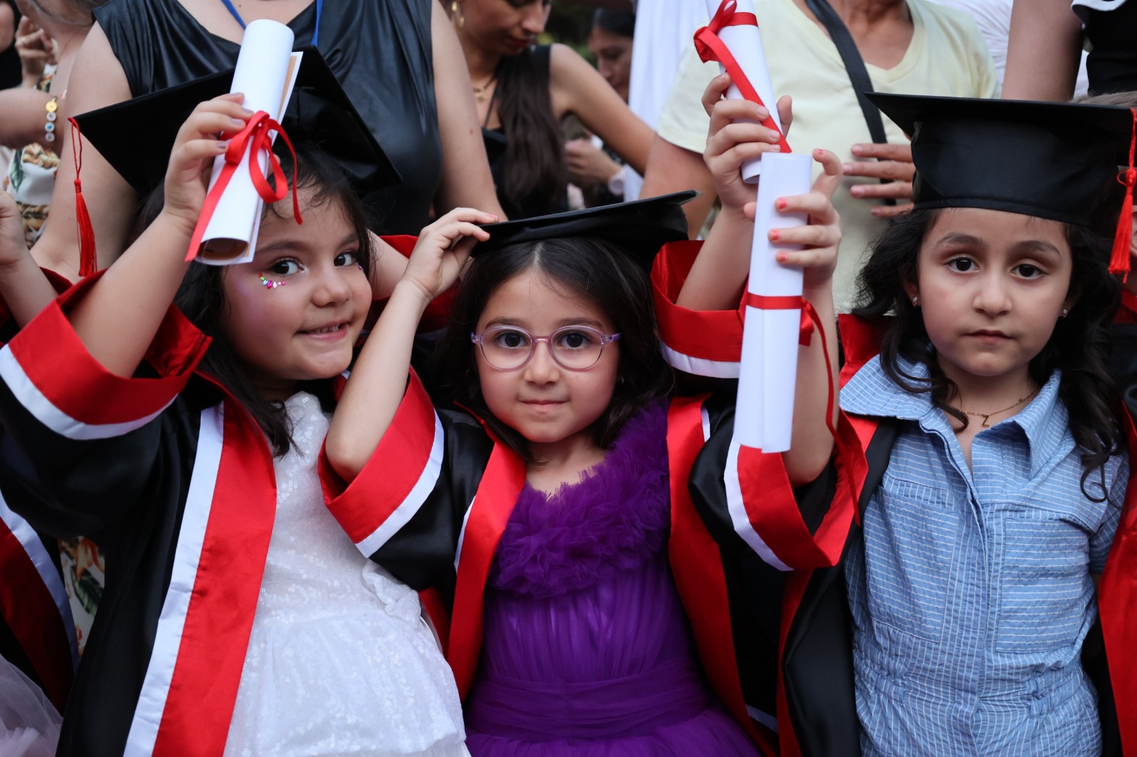 Efelerin Minikleri Mezun Oldu Baskan Yetiskin Ailelerin Sevinclerini Paylasti 575142 Bb9C7716Cc9Fa34F576Fe3956F5F7B06