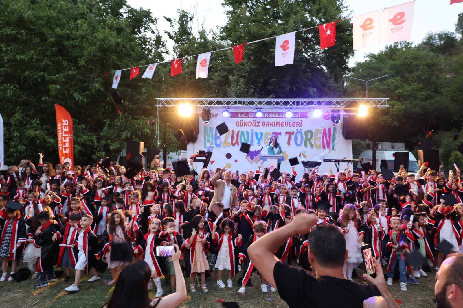 Efelerin Minikleri Mezun Oldu Baskan Yetiskin Ailelerin Sevinclerini Paylasti 575142 Ca6E69Aafa81D2Bae71E191A098A4503